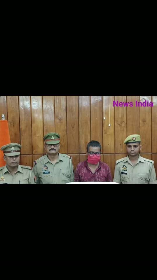 बहराइच में महिला की अश्लील तस्वीरों से ब्लैकमेल कर पांच लाख रुपये वसूलने वाला गिरफ्तार
बहराइच के दरगाह शरीफ थाना पुलिस ने एक महिला की आपत्तिजनक तस्वीरों से ब्लैकमेल कर उसके परिवार से पांच लाख बीस हजार रुपये की वसूली करने वाले आरोपी हिमांशु तायल निवासी डालमिया धर्मशाला रहने वाले को गिरफ्तार कर लिया है। पुलिस ने आरोपी के कब्जे से ढाई लाख रुपये नगद, एक मोटरसाइकिल, एक एयर कंडीशनर और एक एलईडी टीवी बरामद किया है, जिन्हें वसूली की रकम से खरीदा गया था ।
#highlightseveryone
#folowerseveryone
#SPBahraich
#BahraichPolice
#dargahsharif
