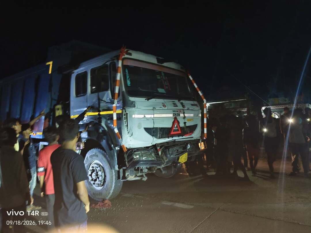 विश्वकर्मा प्रतिमा विसर्जन के दौरान बड़ा हादसा, ट्रक-ट्रैक्टर की टक्कर में कई घायल
अमझोर थाना क्षेत्र के रामडीहरा रोड पर शुक्रवार की शाम विश्वकर्मा प्रतिमा विसर्जन के दौरान बड़ा सड़क हादसा हो गया। प्रतिमा लेकर सोन नदी की ओर जा रहे लोगों से भरे ट्रैक्टर की एक ट्रक से जोरदार टक्कर हो गई।
टक्कर के बाद मौके पर अफरा-तफरी मच गई। प्रारंभिक जानकारी के अनुसार हादसे में करीब एक दर्जन लोग घायल हुए हैं, जिनमें दो की हालत नाजुक बताई जा रही है। स्थानीय लोगों की मदद से घायलों को इलाज के लिए अस्पताल पहुंचाया गया।
वहीं, अस्पताल में एक व्यक्ति की मौत होने की भी सूचना सामने आ रही है, हालांकि इसकी आधिकारिक पुष्टि अभी नहीं हुई है। घटना की सूचना पर पुलिस मौके पर पहुंची और मामले की जांच शुरू कर दी है। घायलों की सही संख्या और स्थिति की आधिकारिक जानकारी का इंतजार है।
#अपना_रोहतास #रोहतास #अमझोर #रामडीहरा #सड़क_हादसा #ट्रक_ट्रैक्टर_हादसा #विश्वकर्मा_पूजा #प्रतिमा_विसर्जन #सोन_नदी #RohtasNews #BiharNews #RoadAccident
