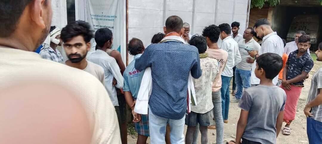 दो बाइकों की आमने-सामने टक्कर में एक की मौ*त
चुटिया थाना क्षेत्र के नवाडीह खुर्द गांव में शुक्रवार को दो बाइकों की आमने-सामने टक्कर में नवारा गांव निवासी संतोष चौधरी की मौ*त हो गई। बताया जा रहा है कि संतोष चौधरी अपने ससुराल से बाइक से घर लौट रहे थे। इसी दौरान नवाडीह खुर्द के समीप सामने से आ रही दूसरी बाइक से उनकी टक्कर हो गई।
हादसे में गंभीर रूप से घायल संतोष को ग्रामीणों के सहयोग से रेफरल अस्पताल नौहट्टा ले जाया गया, जहां चिकित्सकों ने उन्हें मृत घोषित कर दिया। दुर्घटना के बाद दूसरा बाइक चालक मौके से फरार हो गया। पुलिस मामले की जांच में जुटी है।
मृतक अपने पीछे पत्नी सुनीता देवी और चार छोटे बच्चों को छोड़ गए हैं। घटना के बाद परिवार में कोहराम मचा हुआ है।
#अपना_रोहतास #रोहतास #चुटिया #नौहट्टा #सड़क_हादसा #बाइक_दुर्घटना #सड़क_दुर्घटना #रोहतास_न्यूज #BiharNews #RohtasNews