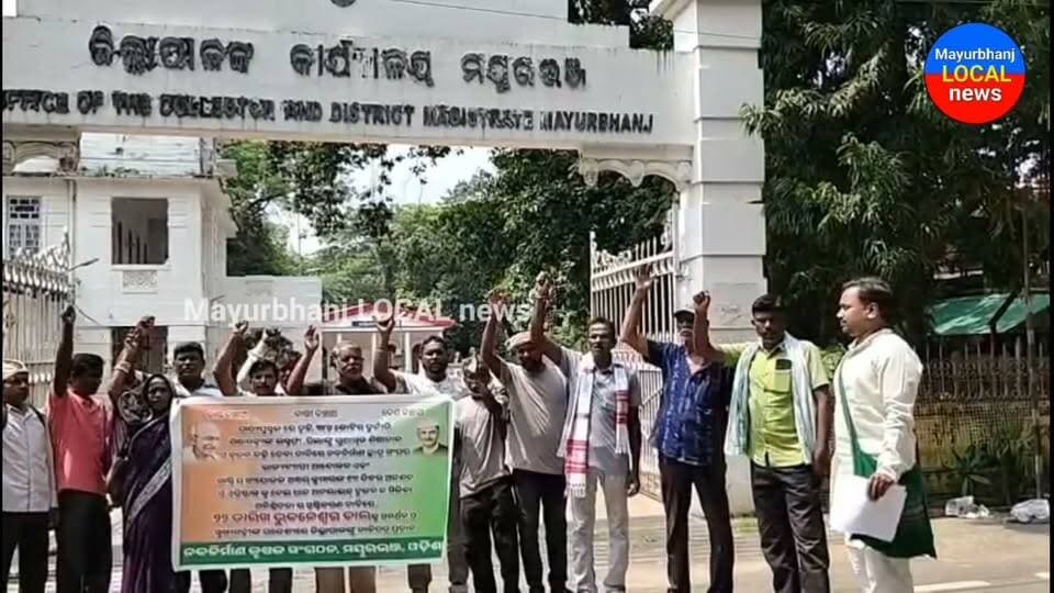 #ନବନିର୍ମାଣ କୃଷକ ସଂଗଠନ ପକ୍ଷରୁ ମୁଖ୍ୟମନ୍ତ୍ରୀ ଙ୍କୁ ଦାବିପତ୍ର....
#ପାଠ୍ୟପୁସ୍ତକ ତୃଟିରେ ସୁଧାର ଓ ନୁଆ ବହି ପିଲାଙ୍କୁ ଦେବା ସହ ୬ ଦଫା ଦାବି।
ନବନିର୍ମାଣ କୃଷକ ସଂଗଠନ ତରଫରୁ ମୁଖ୍ୟମନ୍ତ୍ରୀଙ୍କ ଉଦ୍ଦେଶ୍ୟରେ ଜିଲ୍ଲାପାଳଙ୍କୁ ଦାବିପତ୍ର ଦିଆଯାଇଥିଲା। ପାଠ୍ୟପୁସ୍ତକ ତୃଟିରେ ସୁଧାର ଓ ନୁଆ ବହି ପିଲାଙ୍କୁ ଦେବା ସହିତ ୬ ଦଫା ଦାବିରେ ଅଗଷ୍ଟ ୨୦ ତାରିଖରୁ ନବନିର୍ମାଣ ଛାତ୍ର ସଂଘର ରାଜ୍ୟ ସଭାପତି ଭୁବନେଶ୍ବର ଲୋଏର ପିଏମଜି ରେ ଅନଶନ ଓ ଧାରଣା ବସିଛନ୍ତି। ପିଲାଙ୍କ ଭବିଷ୍ୟତକୁ ଦୃଷ୍ଟିରେ ରଖି,ନବନିର୍ମାଣ କୃଷକ ଓ ଛାତ୍ର ସଂଘର ପ୍ରତିଷ୍ଠାତା ଶ୍ରୀ ଅକ୍ଷୟ କୁମାର ଆଜିକୁ ୧୩ ଦିନ ଧରି ଅନଶନ ରେ ବସିଥିଲେ ମଧ୍ୟ ,ସରକାର ଭୁଲ୍ ବହି ସଂଶୋଧନ କରିବା ଦିଗରେ କୌଣସି ଦୃଷ୍ଟାନ୍ତମୂଳକ କାର୍ଯ୍ୟାନୁଷ୍ଠାନ ଗ୍ରହଣ କରି ନାହାଁନ୍ତି।ଚତୁର୍ଥ ରୁ ଅଷ୍ଟମ ଶ୍ରେଣୀ ବହିରେ ୧୬୭୮ ଭୁଲ କୁ ସୁଧାରିବା ଓ ପିଲାଙ୍କୁ ଗୁଣାତ୍ମକ ଶିକ୍ଷାଦାନ ଦେବାପାଇଁ ଆଜି ବାରିପଦା ଜିଲାପାଳ କାର୍ଯ୍ୟାଳୟରେ ଅତିରିକ୍ତ ଜିଲ୍ଲାପାଳ ଦୁଖଃବନ୍ଧୁ ନାଏକଙ୍କୁ ଦାବିପତ୍ର ଦିଆଯାଇଥିଲା। ଯେଉଁ ବୟସରେ ପିଲାମାନଙ୍କୁ ସଠିକ୍ ତଥ୍ୟ ମିଳିଳିବା କଥା,ସେଠି ସରକାର ତୃଟିପୁର୍ଣ୍ଣ ପାଠ୍ୟ ପୁସ୍ତକ ପ୍ରଣୟନ ଆଗାମୀ ଭବିଷ୍ୟତ ପାଇଁ ଦୁର୍ଭାଗ୍ୟଜନକ ବେଲି ଜିଲ୍ଲା ସଭାପତି ପ୍ରାଣବନ୍ଧୁ ପଲେଇ କହିଥିଲେ।ପ୍ରାଣବନ୍ଧୁ ପଲେଇ,ଚିନୁ ଦାଶ, ରାଇମଣୀ ବିଶ୍ଵାଳ,ପ୍ରସାନ୍ତ କରଣ,କରଣ ଟୁଡୁ,ରାମସାଇ ହେମ୍ରମ,ରବିନ୍ଦ୍ର ପୋଥାଳ,ସାଲଖାନ ମୁର୍ମୁ, ଶ୍ରବଣ ଛାଟିଆ,ଦଲୁରାମ ସିଂ,କେଶର ସୋରେନ ପରି ଅନେକ ନେତୃତ୍ୱ ଉପସ୍ଥିତ ଥିଲେ।।।।।
#Mayurbhanj
#ନବନିର୍ମାଣ କୃଷକ ସଙ୍ଗଠନ