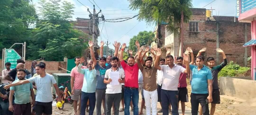 डुमरांव में एनएच-922 जोड़ने वाली सड़क पर उठे सवाल, जांच की मांग को लेकर सड़क पर उतरे लोग ..
खबर कमेंट बॉक्स में