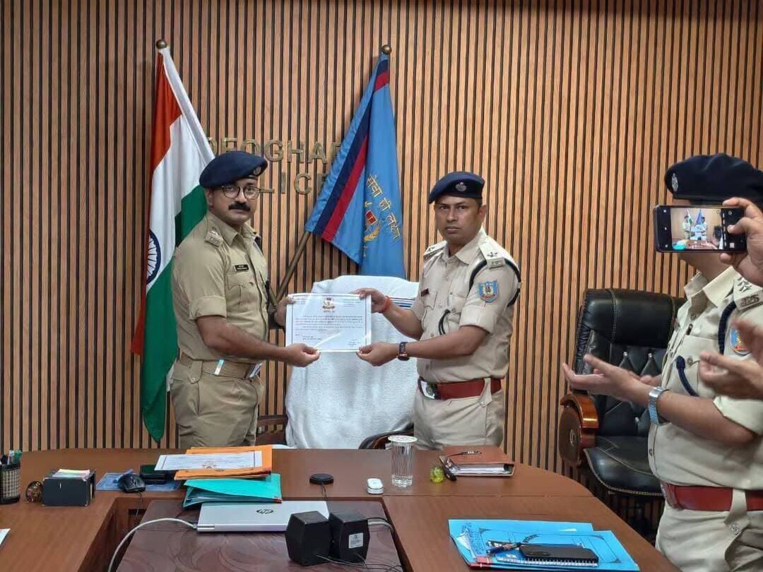 उत्कृष्ट कार्य करने वाले पुलिस पदाधिकारी को देवघर एसपी ने किया सम्मानित
