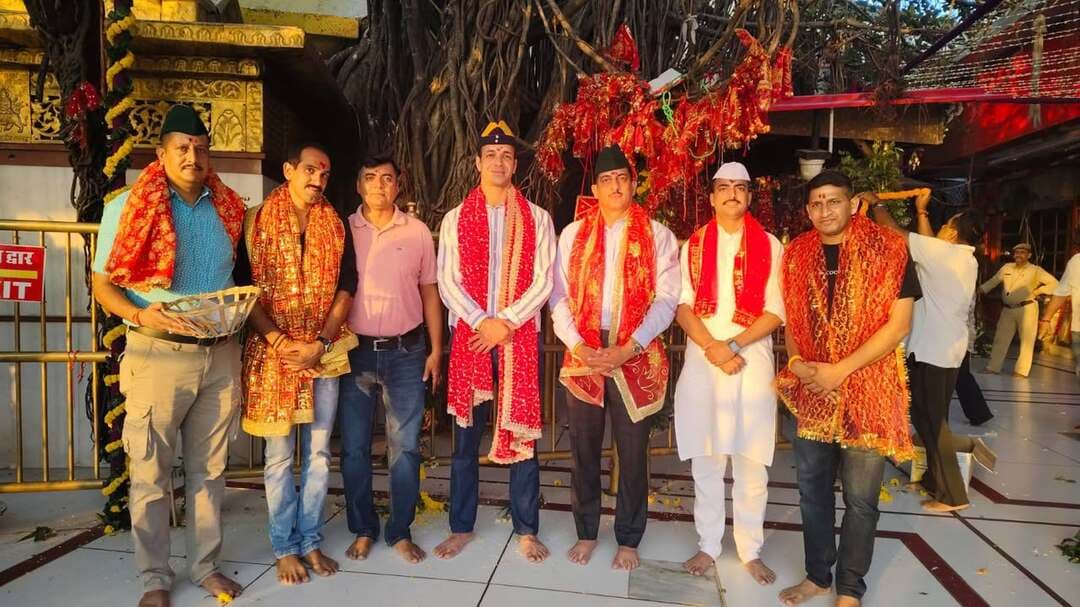 मां के दरबार में डोगरा यूनिट के वीरों ने नवाया शीश, देश और जवानों की सुख-समृद्धि के लिए की प्रार्थना,,
(प्रदीप ठाकुर)रक्कड़:18 सितंबर:भारतीय सेना की डोगरा रेजिमेंट की 10वीं बटालियन डोगरा यूनिट ने देवभूमि हिमाचल के प्रमुख शक्तिपीठों में माथा टेका।
यूनिट के कर्नल आयुष कुलश्रेष्ठा के नेतृत्व में सूबेदार मेजर नवीन, धर्म गुरु धीरज शर्मा, हवलदार अमित चौधरी, हवलदार अश्वनी कुमार, नाइक दुनी तथा भूतपूर्व सैनिक राज हिमाचली और भोला सिंह ने मां ज्वालाजी, मां चिंतपूर्णी और मां बगलामुखी मंदिर में दर्शन कर आशीर्वाद लिया।
इस दौरान डोगरा वीरों ने भारतीय सेना की मंगलकामना, जवानों की सुख-समृद्धि और अपनी यूनिट के कल्याण के लिए माता रानी से प्रार्थना की। धार्मिक यात्रा में देशसेवा और आस्था का सुंदर संगम देखने को मिला।