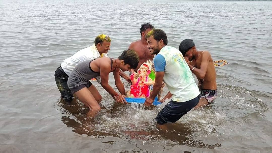 गणपति बप्पा के जयकारों से गूंजा बंध बारैठा, नम आंखों से दी बप्पा को विदाई
बयाना। क्षेत्र के गांव नगला शीशों में पांच दिवसीय गणेश महोत्सव के समापन पर शुक्रवार को गणपति प्रतिमाओं का भावुक माहौल में विसर्जन किया गया। गांव के विभिन्न स्थानों पर स्थापित गणेश प्रतिमाओं को गाजे-बाजे, ढोल-नगाड़ों और डीजे की धुनों के बीच विशाल शोभायात्रा के रूप में ऐतिहासिक बंध बारैठा जलाशय ले जाया गया। यहां धार्मिक रीति-रिवाज एवं मंत्रोच्चार के साथ प्रतिमाओं का जल विसर्जन किया गया। इस दौरान एक प्रतिमा को ‘बप्पा ऑन बुलेट’ थीम के तहत बुलेट बाइक पर विदा किया गया, जो आकर्षण का केंद्र रही।
गणेश महोत्सव के अंतिम दिन सुबह से ही गांव में भक्ति और उल्लास का माहौल बना रहा। श्रद्धालुओं ने भगवान गणेश की पूजा-अर्चना कर मोदक, फल-फूल सहित विभिन्न प्रसाद का भोग लगाया तथा क्षेत्र में सुख-समृद्धि और खुशहाली की कामना की। इसके बाद गांव से गणपति प्रतिमाओं की विसर्जन शोभायात्रा रवाना हुई।
शोभायात्रा में डीजे और ढोल-नगाड़ों की धुन पर युवा एवं ग्रामीण नाचते-गाते चल रहे थे। श्रद्धालुओं ने अबीर-गुलाल उड़ाते हुए ‘गणपति बप्पा मोरया’ और ‘अगले बरस तू जल्दी आ’ के जयकारे लगाए। शोभायात्रा के मार्ग में जगह-जगह लोगों की भीड़ उमड़ पड़ी।