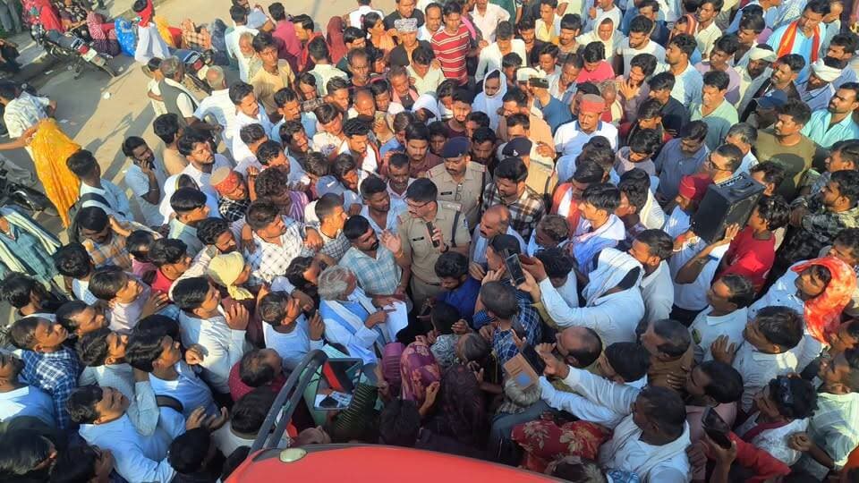 छतरपुर। बमीठा थाना क्षेत्र के गंगवाहा में बेंक चपरासी राजू पाल ग़ायब होने के बाद बमीठा में नेशनल हाईवे जाम पर प्रशासन और परिजनों में नोंक-झोंक