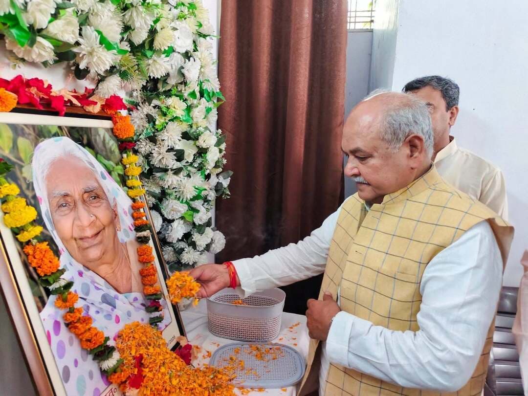 विधानसभा अध्यक्ष श्री नरेन्द्र सिंह तोमर तथा उप मुख्यमंत्री श्री राजेन्द्र शुक्ल ने स्वर्गीय माधुरी सिंह को श्रद्धांजलि अर्पित की। श्रीमती सिंह पब्लिक वाणी मीडिया समूह के वरिष्ठ पत्रकार मृगेन्द्र सिंह की माताजी हैं। विधानसभा अध्यक्ष तथा उप मुख्यमंत्री ने शोक संतप्त परिवार को सांत्वना देते हुए ईश्वर से दिवंगत आत्मा की शांति के लिए प्रार्थना की।
CM Madhya Pradesh Dr Mohan Yadav Rajendra Shukla Jansampark Madhya Pradesh
#Rewa #रीवा