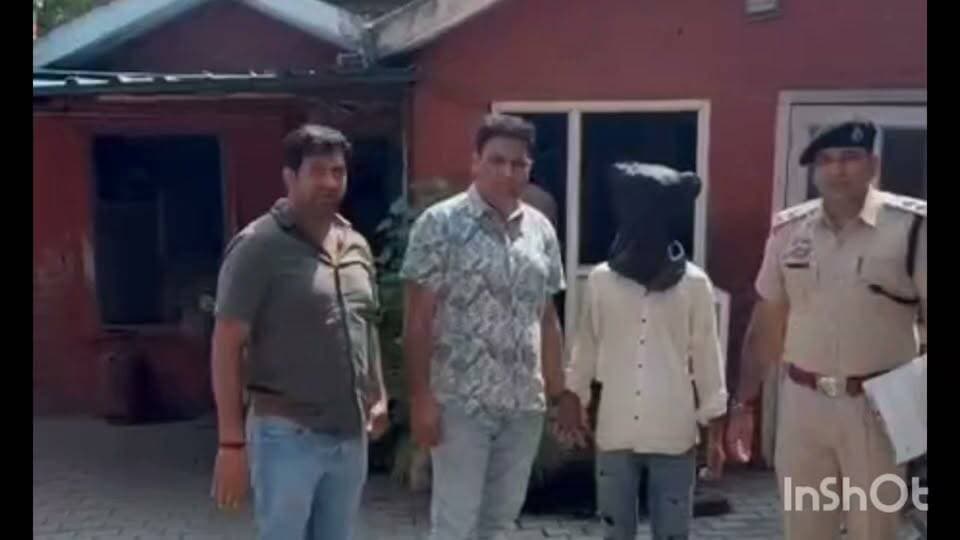 नशा तस्करी पर पानीपत पुलिस का कड़ा प्रहार.......*
*74.43 ग्राम स्मैक सहित करनाल निवासी तस्कर गिरफ्तार, सप्लायर की तलाश जारी*
पानीपत पुलिस द्वारा नशा तस्करों के खिलाफ लगातार प्रभावी कार्रवाई की जा रही है। इसी कड़ी में सीआईए वन पुलिस टीम ने वीरवार को समालखा में जीटी रोड स्थित पावर हाउस के पास एक नशा तस्कर को 74.43 ग्राम स्मैक सहित गिरफ्तार किया। आरोपी की पहचान करनाल के गांव मुंडगढ़ी निवासी शोयब के रूप में हुई है।
सीआईए वन प्रभारी इंस्पेक्टर विरेंद्र ने बताया कि उनकी टीम बुधवार शाम को गश्त के दौरान समालखा में पुराना बस अड्डा के पास मौजूद थी। इसी दौरान टीम को गुप्त सूचना मिली कि समालखा जीटी रोड स्थित पावर हाउस के पास स्पलेंडर बाइक सवार एक युवक मादक पदार्थ लेकर बेचने की फिराक में खड़ा है। पुलिस टीम ने सूचना को पुख्ता मानते हुए तुरंत मौके पर दबिश देकर युवक को काबू किया। पूछताछ में आरोपी ने अपनी पहचान शोयब पुत्र जिशान निवासी गांव मुंडगढ़ी, करनाल के रूप में बताई।
पुलिस टीम ने नियमानुसार आरोपी की तलाशी ली। उसकी पैंट की जेब से पन्नी में पैक स्मैक बरामद हुई। स्मैक का वजन करने पर 74.43 ग्राम पाया गया।
प्रभारी इंस्पेक्टर विरेंद्र ने बताया कि प्रारंभिक पूछताछ में आरोपी ने पुलिस को बताया कि वह शॉर्टकट तरीके से पैसे कमाने के लिए कम कीमत पर हेरोइन खरीदकर वीरवार को समालखा क्षेत्र में बेचने के लिए ग्राहक की तलाश में आया था।
आरोपी के खिलाफ थाना समालखा में एनडीपीएस एक्ट के तहत अभियोग दर्ज कर पुलिस ने शुक्रवार को आरोपी को माननीय न्यायालय में पेश किया जहां से उसे 3 दिन के पुलिस रिमांड पर लिया गया। रिमांड के दौरान पुलिस आरोपी से गहनता से पूछताछ करने के साथ नशा तस्करी के नेटवर्क में शामिल अन्य आरोपियों के ठिकानों का पता लगाकर उन्हें काबू करने का प्रयास करेगी।