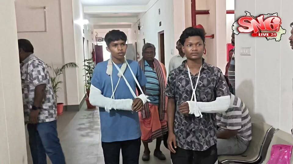 ୧୦ ଦିନ ପରେ ବି ପୋଲିସ ଚୁପ୍!
ଦୁଇ ଯୁବକଙ୍କୁ ମାରଣାନ୍ତକ ଆକ୍ରମଣ କରି ଜଣକର ଦୁଇ ହାତ ଓ ଜଣକର ଗୋଟିଏ ହାତ ଭାଙ୍ଗିଥିଲେ ଅଭିଯୁକ୍ତ!
ନ୍ୟାୟ ପାଇଁ ଏସ୍ପିଙ୍କ ଦ୍ୱାରସ୍ଥ ପୀଡ଼ିତ।
#Sundargarh #Lefripada #SundargarhNews #OdishaNews #Odisha #BreakingNews #CrimeNews #PoliceAction #Justice #SundargarhUpdatesLive #RourkelaNews #OdishaPolice #LatestNews #LocalNews #NewsUpdate