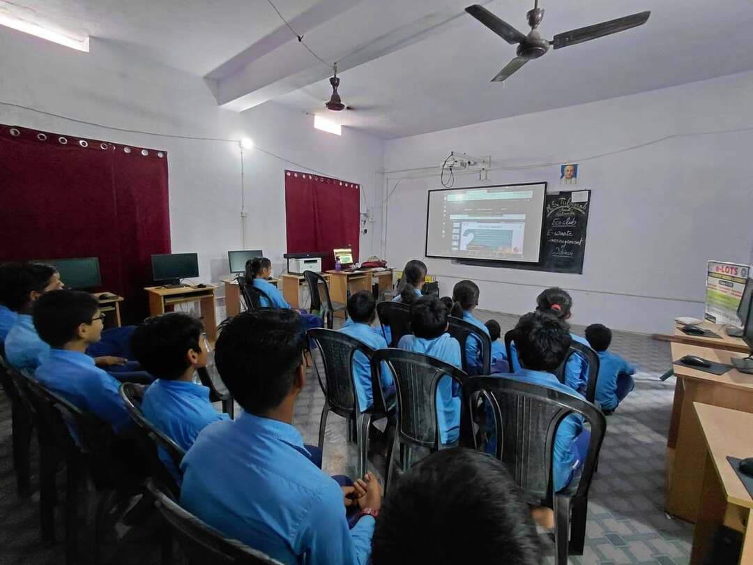 प्रेस विज्ञप्ति
स्थान : नालन्दा
दिनांक : 18 सितंबर 2026
जिला जनसंपर्क कार्यालय, नालन्दा
.....................................................
वेबिनार के माध्यम से विद्यार्थियों ने ई-वेस्ट के प्रबंधन एवं निस्तारण की जानकारी प्राप्त की
बिहार सरकार द्वारा आयोजित वेबिनार में मध्य विद्यालय तुलसीगढ़, चंडी, नालन्दा के ईको क्लब से जुड़े विद्यार्थियों ने सहभागिता की।
वेबिनार के दौरान विद्यार्थियों को ई-वेस्ट (E-Waste) क्या है, इसके दुष्प्रभाव क्या हैं तथा इसका सुरक्षित एवं उचित निस्तारण कैसे किया जाए, इसके संबंध में महत्वपूर्ण जानकारी दी गई।
विद्यार्थियों ने ई-वेस्ट के उचित प्रबंधन, पुनर्चक्रण तथा पर्यावरण संरक्षण में अपनी भूमिका के बारे में भी जानकारी प्राप्त की। कार्यक्रम के माध्यम से विद्यार्थियों में पर्यावरण के प्रति जागरूकता विकसित करने तथा ई-वेस्ट के जिम्मेदाराना निस्तारण को लेकर सकारात्मक संदेश दिया गया।
विद्यालय के ईको क्लब के विद्यार्थियों एवं शिक्षकों ने इस महत्वपूर्ण विषय पर जागरूकता प्रदान करने के लिए आयोजकों के प्रति आभार व्यक्त किया। उन्होंने कहा कि वर्तमान समय में ई-वेस्ट प्रबंधन की जानकारी विद्यार्थियों के साथ-साथ आमजन के लिए भी अत्यंत उपयोगी एवं आवश्यक है।
Samrat Choudhary
CMO Bihar
Information & Public Relations Department, Government of Bihar
Bihar Education Department