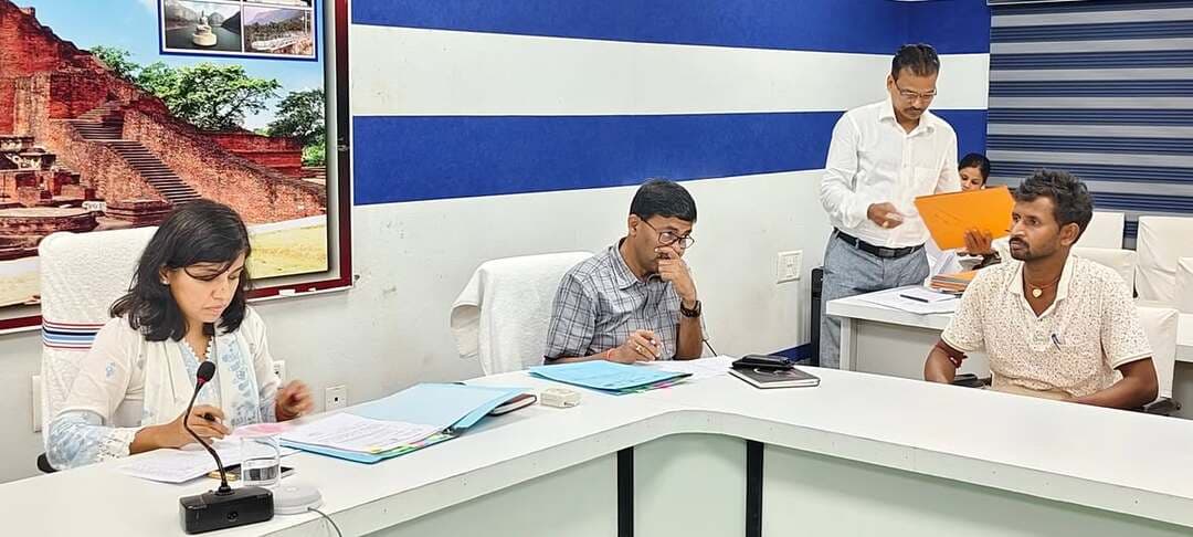 प्रेस विज्ञप्ति
नालन्दा
दिनांक : 18 सितंबर 2026
जिला जनसंपर्क कार्यालय, नालन्दा
..............................................
लोक शिकायतों के त्वरित एवं गुणवत्तापूर्ण निवारण को लेकर 18 मामलों की हुई सुनवाई
बिहारशरीफ: नालन्दा की जिलाधिकारी श्रीमती उदिता सिंह द्वारा आज बिहार लोक शिकायत निवारण अधिकार अधिनियम के तहत प्राप्त 18 मामलों की सुनवाई की गई।
सुनवाई के दौरान संबंधित लोक प्राधिकारों एवं पदाधिकारियों को आमजनों की शिकायतों का त्वरित, समयबद्ध एवं गुणवत्तापूर्ण निवारण सुनिश्चित करने के निर्देश दिए गए।
सुनवाई के दौरान परिमार्जन, रसीद निर्गत करने, अंचल कार्यालय द्वारा गलत जांच प्रतिवेदन दिए जाने, परिमार्जन प्लस पोर्टल पर आवेदन लंबित रहने, अतिक्रमण कर सीढ़ी निर्माण, पईन की भूमि से अतिक्रमण हटाने, आम गैरमजरूआ पैन एवं रास्ते से अतिक्रमण हटाने तथा मंदिर के सामने संचालित मांस-मछली की दुकान हटाकर स्थल को अतिक्रमणमुक्त कराने से संबंधित मामलों में आवश्यक कार्रवाई करते हुए शिकायतों का निष्पादन किया गया।
वहीं, अवैध अतिक्रमण, परिवादी के भाई द्वारा गलत आवेदन के आधार पर कॉलोनी का लाभ लिए जाने तथा परिवादी के आवेदन पर कॉलोनी रद्द किए जाने, पेंशन चालू कराने, अवैध पशु हाट बंद कराने, बांध को मजबूत कराने एवं घर के नाले का पानी सड़क पर गिरने से संबंधित मामलों के निष्पादन हेतु सुनवाई की अगली तिथि निर्धारित करते हुए आवश्यक कार्रवाई के निर्देश दिए गए।
सुनवाई के दौरान यह भी पाया गया कि कुछ मामलों का निवारण संबंधित लोक प्राधिकारों द्वारा सुनवाई की निर्धारित तिथि से पूर्व ही कर दिया गया था। जिलाधिकारी द्वारा संबंधित मामलों में की गई कार्रवाई की समीक्षा भी की गई तथा शिकायतों के निष्पादन की स्थिति की जानकारी ली गई।
जिलाधिकारी ने शेष मामलों के त्वरित एवं गुणवत्तापूर्ण निवारण के लिए संबंधित लोक प्राधिकारों एवं पदाधिकारियों को आवश्यक दिशा-निर्देश दिए। उन्होंने स्पष्ट निर्देश दिया कि लोक शिकायतों का निष्पादन निर्धारित समय-सीमा के भीतर संवेदनशीलता, पारदर्शिता एवं गुणवत्तापूर्ण तरीके से सुनिश्चित किया जाए।
सुनवाई के दौरान आवेदकों की समस्याओं को गंभीरता से लेते हुए नियमानुसार त्वरित कार्रवाई एवं प्रभावी समाधान सुनिश्चित करने पर विशेष बल दिया गया।
CMO Bihar
Samrat Choudhary
Information & Public Relations Department, Government of Bihar