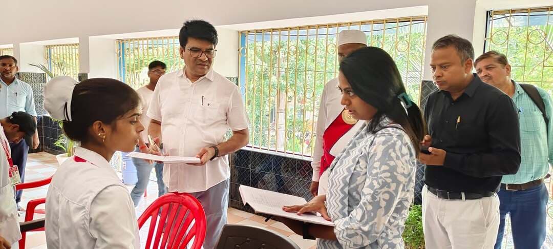प्रेस विज्ञप्ति
स्थान : नालन्दा
दिनांक : 18 सितंबर 2026
जिला जनसंपर्क कार्यालय, नालन्दा
....................................................
समाहरणालय के पदाधिकारियों एवं कर्मियों का हुआ स्वास्थ्य जांच
103 पदाधिकारी एवं कर्मियों की हुई स्वास्थ्य जांच, डीडीसी सुश्री सारा अशरफ ने भी कराया स्वास्थ्य परीक्षण
बिहारशरीफ, नालन्दा समाहरणालय में आज पदाधिकारियों एवं कर्मियों के स्वास्थ्य की नियमित जांच के उद्देश्य से स्वास्थ्य जांच कार्यक्रम का आयोजन किया गया। इस दौरान एनीमिया, ब्लड प्रेशर, ब्लड शुगर, किडनी फंक्शन टेस्ट, लिवर फंक्शन टेस्ट सहित विभिन्न स्वास्थ्य जांच की गई।
उप विकास आयुक्त, नालन्दा सुश्री सारा अशरफ ने स्वयं भी स्वास्थ्य जांच कराकर पदाधिकारियों एवं कर्मियों को नियमित स्वास्थ्य परीक्षण के प्रति जागरूक किया।
स्वास्थ्य जांच कार्यक्रम के दौरान कुल 103 पदाधिकारी एवं कर्मियों की जांच की गई, जिसमें 87 पुरुष एवं 16 महिलाएं शामिल थीं। जांच के दौरान 22 पुरुष एवं 02 महिलाओं का ब्लड प्रेशर सामान्य से अधिक पाया गया। वहीं 05 पुरुष एवं 01 महिला का ब्लड शुगर सामान्य से अधिक पाया गया।
स्वास्थ्य जांच के दौरान लिए गए सभी सैंपल की विस्तृत जांच रिपोर्ट 19 सितंबर 2026 को प्राप्त होगी। इसके उपरांत कल समाहरणालय परिसर में चिकित्सकों की टीम द्वारा पदाधिकारियों एवं कर्मियों का समग्र स्वास्थ्य परीक्षण एवं आवश्यक चिकित्सकीय परामर्श प्रदान किया जाएगा।
Samrat Choudhary
CMO Bihar
Information & Public Relations Department, Government of Bihar
State Health Society, Bihar
Bihar Health Department