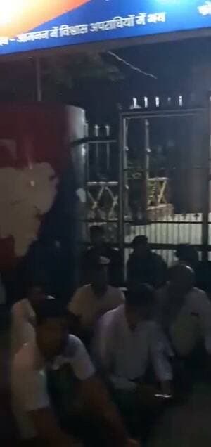 #संगरिया पुलिस थाने के सामने रात्रि में नागरिकों का धरना पंजाब से पार्षदों को उठाने के मामले को लेकर...