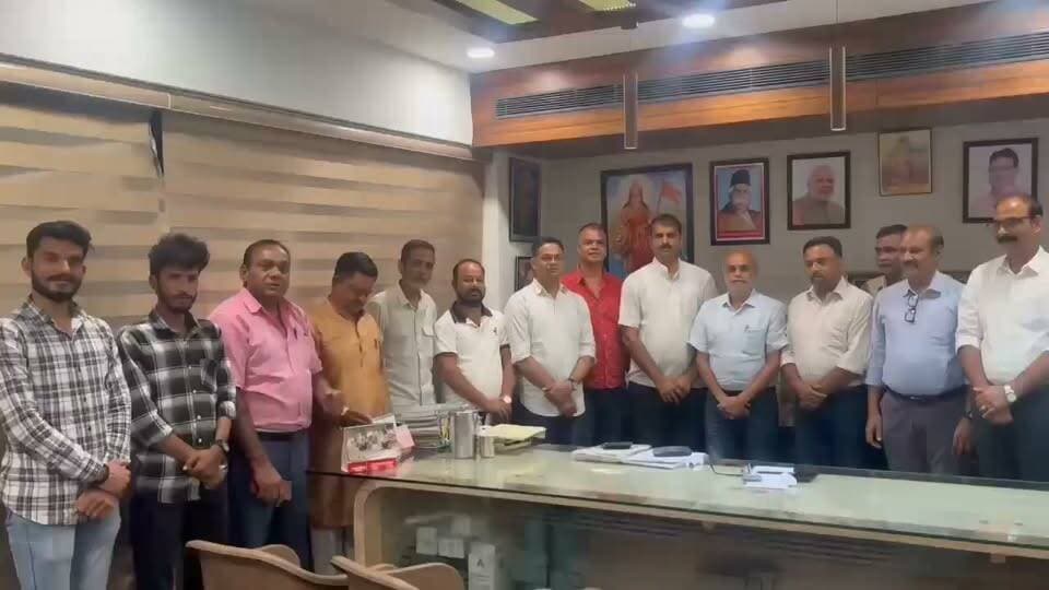 जसवंत कंवर को महापौर बनाए जाने पर कुम्भा ट्रस्ट ने विधायक कोठारी का जताया आभार
भीलवाड़ा :राजकुमार गोयल,18 सितंबर भीलवाड़ा नगर निगम में महापौर पद पर राजपूत समाज की श्रीमती जसवंत कंवर के चयन पर कुम्भा ट्रस्ट, भीलवाड़ा के पदाधिकारियों ने विधायक अशोक कुमार कोठारी का आभार व्यक्त किया। ट्रस्ट के पदाधिकारी शुक्रवार को विधायक कार्यालय पहुंचे और विधायक कोठारी का स्वागत करते हुए इस निर्णय के लिए धन्यवाद ज्ञापित किया।
इस अवसर पर ट्रस्ट के पदाधिकारियों ने कहा कि श्रीमती जसवंत कंवर को महापौर पद की जिम्मेदारी मिलने से राजपूत समाज में हर्ष का वातावरण है। उन्होंने कहा कि यह समाज के लिए गौरव का विषय है तथा नगर निगम के नेतृत्व में उन्हें महत्वपूर्ण जिम्मेदारी मिलने से समाज में सकारात्मक संदेश गया है।
ट्रस्ट पदाधिकारियों ने विधायक अशोक कुमार कोठारी के प्रति आभार व्यक्त करते हुए कहा कि उनके प्रयासों एवं सकारात्मक भूमिका से श्रीमती जसवंत कंवर को महापौर पद पर जिम्मेदारी मिलने का मार्ग प्रशस्त हुआ। उन्होंने विधायक कोठारी से भेंट कर अभिनंदन किया।
विधायक अशोक कुमार कोठारी ने ट्रस्ट पदाधिकारियों का धन्यवाद व्यक्त करते हुए कहा कि नगर निगम के विकास, शहर की जनसमस्याओं के समाधान और सभी समाजों की सहभागिता के साथ भीलवाड़ा को बेहतर बनाने के लिए मिलकर कार्य करना आवश्यक है। उन्होंने नवनिर्वाचित महापौर श्रीमती जसवंत कंवर को शुभकामनाएं देते हुए नगर निगम के माध्यम से शहर के विकास को गति देने की बात कही।
इस दौरान कुम्भा ट्रस्ट के पदाधिकारी एवं सदस्य मौजूद रहे। उन्होंने महापौर श्रीमती जसवंत कंवर के सफल कार्यकाल की शुभकामनाएं भी दीं और विश्वास जताया कि उनके नेतृत्व में नगर निगम शहर के विकास एवं जनहित के कार्यों को आगे बढ़ाएगा।
इस अवसर पर हेमेंद्र सिंह जी राठौड़, डाबला अध्यक्ष महाराणा कुंभा ट्रस्ट, गोविंद सिंह जी उपाध्यक्ष, सुरेंद्र सिंह जी राठौड़, जयपाल सिंह जी राठौड़, शैलेंद्र सिंह जी, नागेंद्र सिंह जी जमोलीप्रताप युवा शक्ति अध्यक्ष, कान सिंह जी खारडा, देवेंद्र सिंह जी भाटी, होडा नरपत सिंह जी पूर्व पार्षद, हेमराज सिंह जी दौलतगढ़, भूपेंद्र सिंह जी बिलिया महापौर पतिदेव, विश्वनाथ प्रताप सिंह जी, महेंद्र पाल सिंह जी, सुरास गजेंद्र सिंह जी राठौड़, भेरू सिंह जी के साथ ही विधायक कार्यालय पर आनंद जी चपलोत, प्रदीप जी सांखला, बाबूलाल जी टाक, कैलाश जी जीनगर, सुंदरलाल जी बंबोडा, संजय जी राठी, एडवोकेट अर्पितजी कोठारी, दिलीप जी सोनी, पृथ्वीराज जी, अनिल जी कोठारी, भागचंद जी पाटनी, ओमप्रकाश जी जैन, हार्दिक सोनी, रचित रांका ,विनोद मीणा, प्रिंस जैन, अजय पाराशर भी उपस्थित थे।
