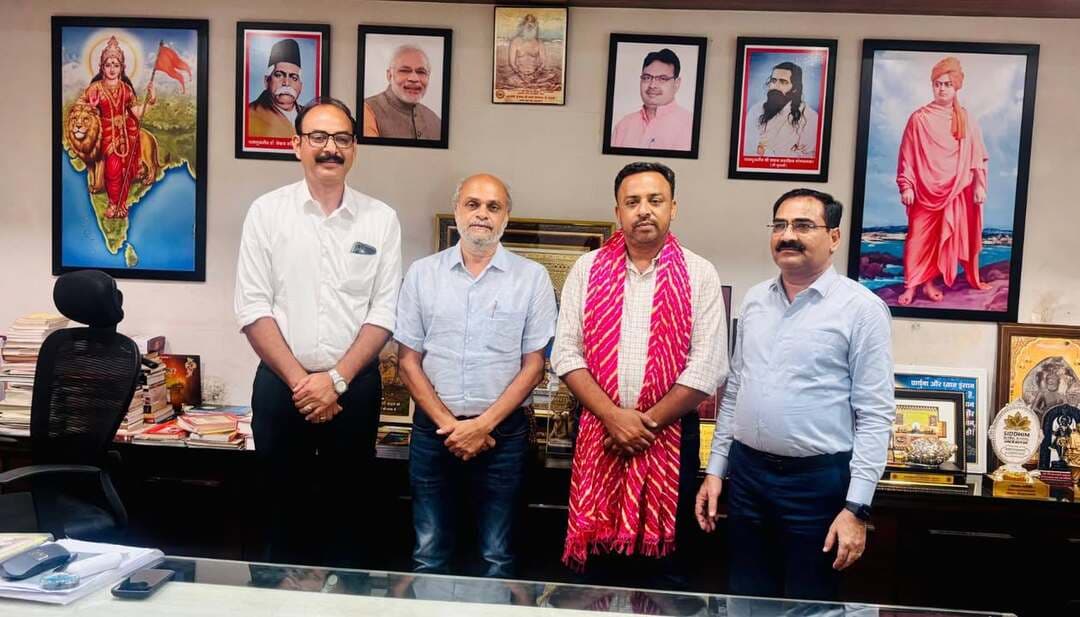 जसवंत कंवर को महापौर बनाए जाने पर कुम्भा ट्रस्ट ने विधायक कोठारी का जताया आभार
भीलवाड़ा :राजकुमार गोयल,18 सितंबर भीलवाड़ा नगर निगम में महापौर पद पर राजपूत समाज की श्रीमती जसवंत कंवर के चयन पर कुम्भा ट्रस्ट, भीलवाड़ा के पदाधिकारियों ने विधायक अशोक कुमार कोठारी का आभार व्यक्त किया। ट्रस्ट के पदाधिकारी शुक्रवार को विधायक कार्यालय पहुंचे और विधायक कोठारी का स्वागत करते हुए इस निर्णय के लिए धन्यवाद ज्ञापित किया।
इस अवसर पर ट्रस्ट के पदाधिकारियों ने कहा कि श्रीमती जसवंत कंवर को महापौर पद की जिम्मेदारी मिलने से राजपूत समाज में हर्ष का वातावरण है। उन्होंने कहा कि यह समाज के लिए गौरव का विषय है तथा नगर निगम के नेतृत्व में उन्हें महत्वपूर्ण जिम्मेदारी मिलने से समाज में सकारात्मक संदेश गया है।
ट्रस्ट पदाधिकारियों ने विधायक अशोक कुमार कोठारी के प्रति आभार व्यक्त करते हुए कहा कि उनके प्रयासों एवं सकारात्मक भूमिका से श्रीमती जसवंत कंवर को महापौर पद पर जिम्मेदारी मिलने का मार्ग प्रशस्त हुआ। उन्होंने विधायक कोठारी से भेंट कर अभिनंदन किया।
विधायक अशोक कुमार कोठारी ने ट्रस्ट पदाधिकारियों का धन्यवाद व्यक्त करते हुए कहा कि नगर निगम के विकास, शहर की जनसमस्याओं के समाधान और सभी समाजों की सहभागिता के साथ भीलवाड़ा को बेहतर बनाने के लिए मिलकर कार्य करना आवश्यक है। उन्होंने नवनिर्वाचित महापौर श्रीमती जसवंत कंवर को शुभकामनाएं देते हुए नगर निगम के माध्यम से शहर के विकास को गति देने की बात कही।
इस दौरान कुम्भा ट्रस्ट के पदाधिकारी एवं सदस्य मौजूद रहे। उन्होंने महापौर श्रीमती जसवंत कंवर के सफल कार्यकाल की शुभकामनाएं भी दीं और विश्वास जताया कि उनके नेतृत्व में नगर निगम शहर के विकास एवं जनहित के कार्यों को आगे बढ़ाएगा।
इस अवसर पर हेमेंद्र सिंह जी राठौड़, डाबला अध्यक्ष महाराणा कुंभा ट्रस्ट, गोविंद सिंह जी उपाध्यक्ष, सुरेंद्र सिंह जी राठौड़, जयपाल सिंह जी राठौड़, शैलेंद्र सिंह जी, नागेंद्र सिंह जी जमोलीप्रताप युवा शक्ति अध्यक्ष, कान सिंह जी खारडा, देवेंद्र सिंह जी भाटी, होडा नरपत सिंह जी पूर्व पार्षद, हेमराज सिंह जी दौलतगढ़, भूपेंद्र सिंह जी बिलिया महापौर पतिदेव, विश्वनाथ प्रताप सिंह जी, महेंद्र पाल सिंह जी, सुरास गजेंद्र सिंह जी राठौड़, भेरू सिंह जी के साथ ही विधायक कार्यालय पर आनंद जी चपलोत, प्रदीप जी सांखला, बाबूलाल जी टाक, कैलाश जी जीनगर, सुंदरलाल जी बंबोडा, संजय जी राठी, एडवोकेट अर्पितजी कोठारी, दिलीप जी सोनी, पृथ्वीराज जी, अनिल जी कोठारी, भागचंद जी पाटनी, ओमप्रकाश जी जैन, हार्दिक सोनी, रचित रांका ,विनोद मीणा, प्रिंस जैन, अजय पाराशर भी उपस्थित थे।