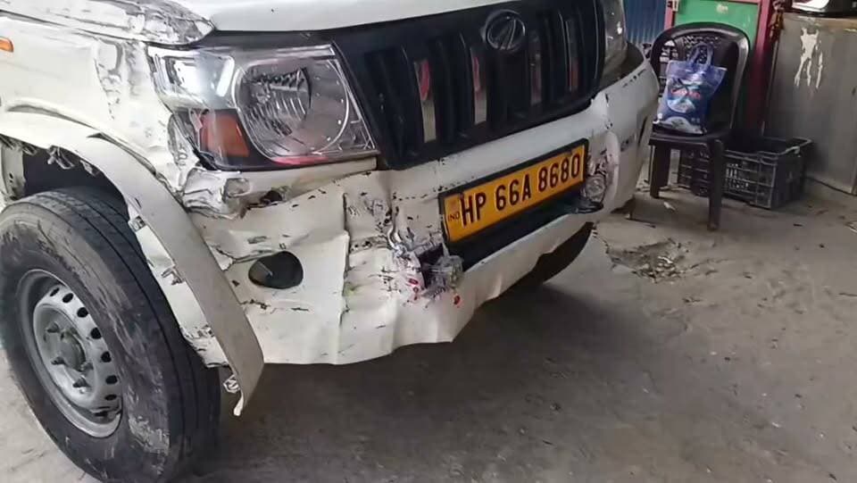 पंडोह ... नेशनल हाईवे मंडी मनाली जरल कॉलोनी के पास पिकअप ने कार को मारी टक्कर,