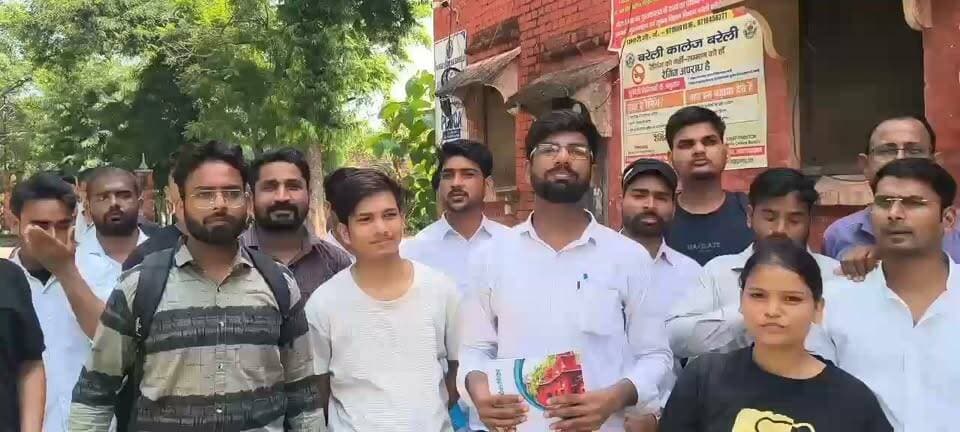 बरेली कॉलेज में भ्रष्टाचार व बरेली कॉलेज में भ्रष्टाचार व अनियमितताओं के मुद्दे पर छात्रों ने सौंपा ज्ञापन
बरेली। बरेली कॉलेज में कथित भ्रष्टाचार एवं अनियमितताओं के साथ छात्र-छात्राओं से जुड़ी विभिन्न समस्याओं को लेकर शुक्रवार को छात्र नेताओं ने प्राचार्य ओपी राय को ज्ञापन सौंपा। छात्र नेता अर्पण गर्ग के नेतृत्व में पहुंचे विद्यार्थियों ने कॉलेज में मूलभूत सुविधाओं को बेहतर कराने की मांग उठाई।
ज्ञापन में नगर निगम टैक्स के कारण फीस में हुई वृद्धि का मुद्दा प्रमुखता से उठाया गया। इसके अलावा विद्यार्थियों के लिए स्वच्छ पेयजल की समुचित व्यवस्था कराने, कॉलेज परिसर में साफ-सफाई व्यवस्था दुरुस्त करने समेत अन्य छात्र समस्याओं के शीघ्र समाधान की मांग की गई।
छात्र नेताओं ने कहा कि कॉलेज में पढ़ने वाले विद्यार्थियों को मूलभूत सुविधाएं उपलब्ध कराना कॉलेज प्रशासन की जिम्मेदारी है। लंबे समय से चली आ रही समस्याओं का जल्द समाधान किया जाना चाहिए, ताकि विद्यार्थियों को किसी तरह की परेशानी न हो।
ज्ञापन लेने के दौरान प्राचार्य ओपी राय ने छात्र-छात्राओं को समस्याओं के समाधान का आश्वासन दिया। उन्होंने कहा कि संबंधित मामलों का निस्तारण कराया जाएगा। वहीं, छात्र नेताओं ने समस्याओं के ठोस एवं प्रभावी समाधान की मांग करते हुए कॉलेज प्रशासन से शीघ्र कार्रवाई की अपेक्षा जताई।
इस दौरान छात्र नेता अर्पण गर्ग के अलावा देवाशीष, विपिन कुमार, अनिल कुमार, अंजू, लोकेश कुमार, संजय वर्मा, मुनन सिंह, अजीम बेग साबरी, मुकुल सिंह, आयुष राणा, गौरव कुमार समेत बड़ी संख्या में छात्र-छात्राएं मौजूद रहे।
#बरेली #बरेलीकॉलेज #छात्रसमस्याएं #छात्रआंदोलन #ज्ञापन #कॉलेजप्रशासन #भ्रष्टाचार #अनियमितताएं #BareillyCollege #BareillyLive
