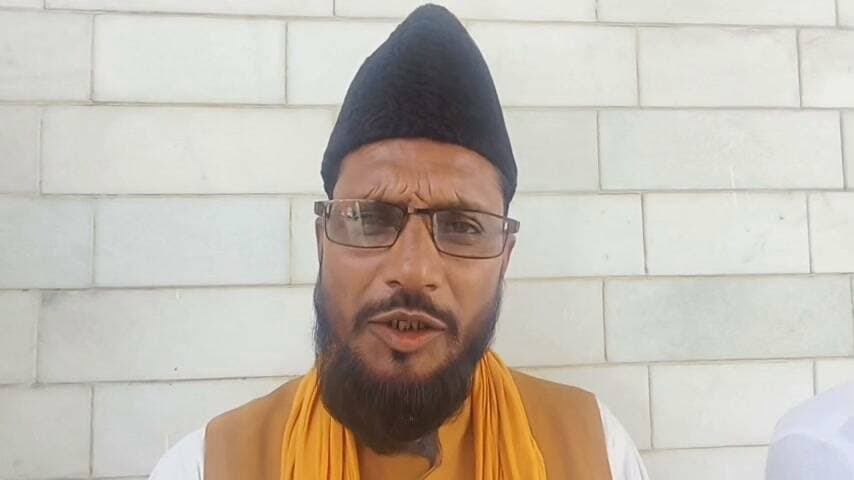 पीएम मोदी जी के नाम से की गई लोहरदगा दरग़ाह शरीफ़ में चादर पोसी. मौलाना जियाउल हक अशरफी