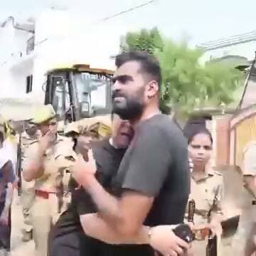 आंखों के सामने, जिंदगी भर की मेहनत से खड़ा किया कारोबार और आशियाना टूट रहा है..!
कहीं कोई मदद नहीं मिली..ऐसे में सिवाए इस तरह के बिलखने के और कर भी क्या सकते हैं..!
मेरठ के कारोबारी...खूब रोए, गिड़गिड़ाए, सांसद ने आश्वासन दिया, भाजपा नेताओं ने भरोसा दिया, लेकिन नियम-कानून के आगे किसी की नहीं चली..!
पिछले करीब 11 महीनों से अलग-अलग समय पर धरना-प्रदर्शन भी बेकार साबित हुआ..आज उनकी आंखों के सामने उनका आशियाना उजड़ गया..!
किसी तरह का भरोसा काम नहीं आया..ऐसे में उनका यह बिलखना वहां मौजूद लोगों को भी गमगीन कर गया..!
- सेंट्रल मार्केट (मेरठ)