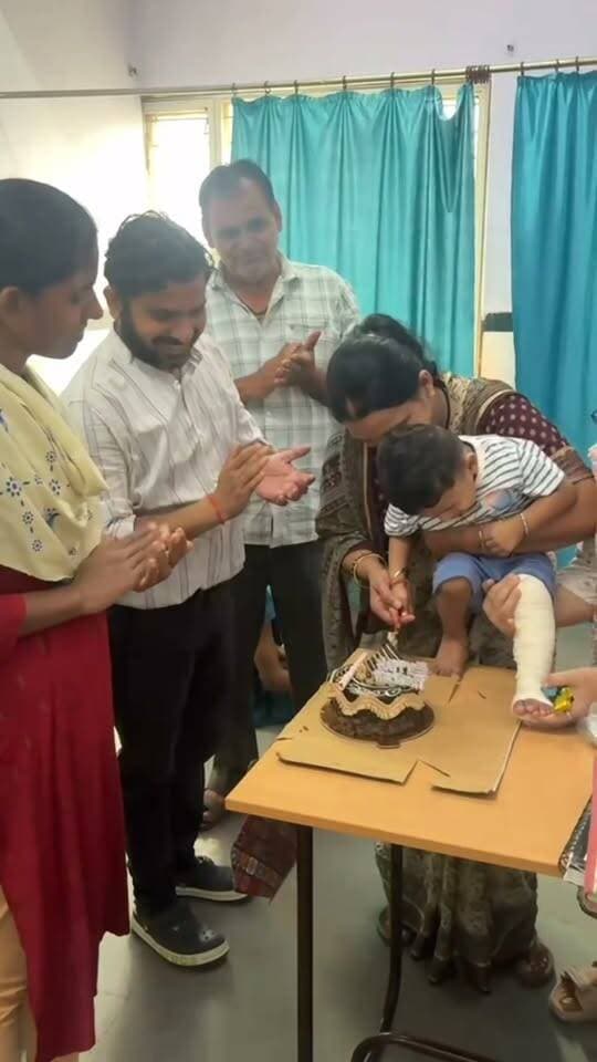 जिला अस्पताल छतरपुर में इलाज के लिए आए एक बच्चे को मिला खुसियो का तोहफा
।
छतरपुर जिला अस्पताल में एक बच्चा जिसका नेम नमन है ,जो बिजावर का रहने वाला है नमन को पैरो में दिक्कत होने की बजह से अस्पताल इलाज कराने आया ।
तब डॉ रवि सोनी ने उसकी जांच कर, उसका इलाज किया ।
और डॉ रवि सोनी को पता चला की आज उस बच्चे का बर्थडे भी है ,
बच्चे की ज़िद पूरी कर उसका जन्मदिन अस्पताल में ही केक काट कर उसके जन्मदिन को यादगार बना दिया ,
और बच्चे के पालक भावुक हो गए और बच्चा काफ़ी ख़ुश हुआ ।
डॉ रवि की बच्चों के प्रति लगाओ देखकर सबने उनकी खूब तारीफ़ की ।