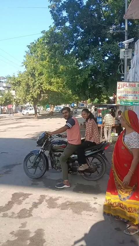 चित्तौड़गढ़ के ओछड़ी दरवाजा किला रोड क्षेत्र में हड़की बताई जा रही भूरे रंग की कुत्तिया से लोगों में दहशत का माहौल है। स्थानीय लोगों के अनुसार पिछली रात से कई लोगों को काटने की घटनाएं सामने आई हैं। आज सुबह भी एक युवती के काटे जाने की जानकारी सामने आई है, जिसे उपचार के लिए अस्पताल ले जाया जा रहा है। स्थानीय निवासियों से सावधानी और सतर्कता बरतने की अपील है। लोगों ने नगर परिषद एवं संबंधित विभाग से तत्काल कार्रवाई करते हुए कुत्तिया को सुरक्षित रेस्क्यू करने की मांग की है।