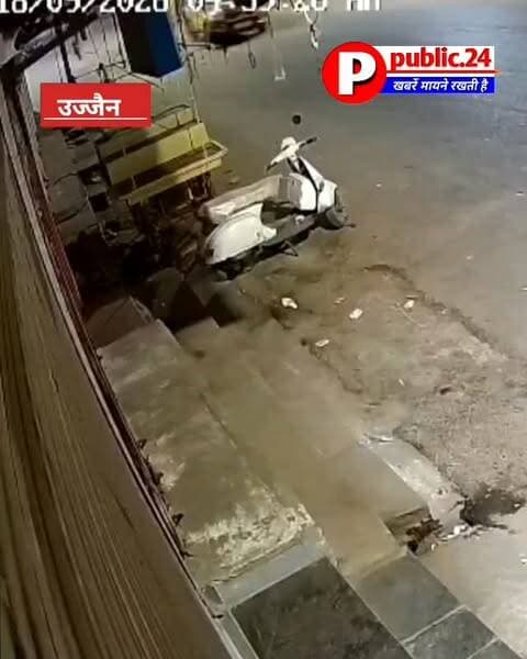 #ujjain तेज रफ्तार नगर निगम की गाड़ी कपड़ा दुकान में घुसी, एक घायल #newsupdate #viral #instagram #mp