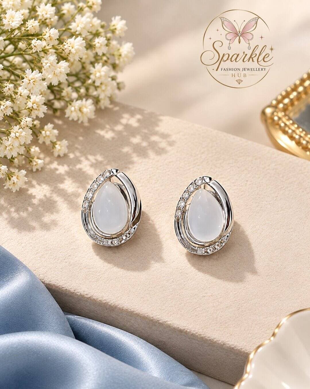 ✨ Elegant Teardrop Earrings ✨
Timeless elegance with a touch of sparkle 🤍
Perfect for everyday wear, festive looks & special occasions.
💎 Chic • Elegant • Statement
📩 DM us to order yours!
#SparkleFashionJewelleryHub #Earrings #TeardropEarrings #ElegantJewellery #FashionJewellery JewelleryLovers EverydayJewellery