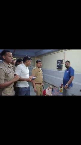 पीठ में चाकू घोंपकर युवक को किया घायल, आरोपी फरार
शाहजहांपुर। थाना रामचंद्र मिशन क्षेत्र के ख्वाजा फिरोज में शुक्रवार देर शाम चाकूबाजी की घटना से हड़कंप मच गया। बताया गया कि नीरज त्रिवेदी नामक युवक की पीठ में चाकू घोंपकर उसे घायल कर दिया गया। वारदात के बाद आरोपी मौके से फरार हो गया। घायल नीरज को लहूलुहान हालत में उपचार के लिए मेडिकल कॉलेज में भर्ती कराया गया। सूचना पर क्षेत्राधिकारी नगर देवव्रत बाजपेयी मेडिकल कॉलेज पहुंचे और घायल से घटना की जानकारी ली। चाकूबाजी के पीछे की वजह फिलहाल स्पष्ट नहीं हो सकी है। पुलिस मामले की जांच कर आरोपी की तलाश में जुटी है।
आपका अपना शहर Aapka Apna Shahar