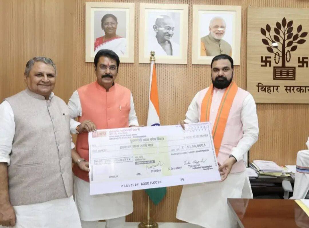 बीजेपी के सांसद, विधायक देंगे एक महीने की सैलरी
बिहार में बाढ़ से प्रभावित परिवारों की सहायता के लिए भाजपा ने 51 लाख का चेक दिया है। भाजपा प्रदेश अध्यक्ष ने कहा कि आपदा की इस घड़ी में बाढ़ पीड़ित परिवारों की मदद करना समाज एवं सरकार, दोनों का सामूहिक दायित्व है।
सरावगी ने घोषणा की कि बिहार में भाजपा के सभी सांसद, विधायक एवं विधान पार्षद अपने एक महीने का वेतन मुख्यमंत्री राहत कोष में देंगे।