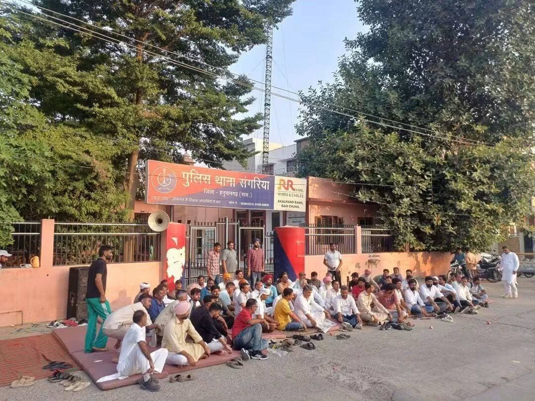 🚨 संगरिया में पुलिस थाने के बाहर कांग्रेस का धरना
जनता की आवाज़ को दबाया नहीं जा सकता! ✊
संगरिया की आवाज़।
संगरिया में कांग्रेस कार्यकर्ताओं एवं समर्थकों ने पुलिस की कथित मनमानी और आमजन के साथ किए जा रहे व्यवहार के विरोध में संगरिया पुलिस थाने के बाहर धरना देकर अपना विरोध दर्ज करवाया।
धरने के दौरान कांग्रेस नेताओं और कार्यकर्ताओं ने कहा कि आम नागरिकों और जनप्रतिनिधियों की आवाज़ को दबाने अथवा उन्हें डराने-धमकाने का प्रयास लोकतांत्रिक व्यवस्था के मूल्यों के विपरीत है।
कांग्रेस कार्यकर्ताओं ने कहा कि जनता के अधिकारों और सम्मान की लड़ाई में संगठन आमजन के साथ मजबूती से खड़ा है।
धरने के माध्यम से पुलिस प्रशासन से पूरे मामले में निष्पक्ष कार्रवाई और आमजन की शिकायतों पर गंभीरता से सुनवाई की मांग की गई।
संगरिया की सियासत में धरने के बाद अब इस मामले को लेकर आगे क्या रुख सामने आता है, यह देखने वाली बात होगी।
Vijay Singh Beniwal ✍️
संगरिया की आवाज़
संगरिया पुलिस
#संगरिया #कांग्रेस #धरना #पुलिसथाना #जनता_की_आवाज #लोकतंत्र #न्याय