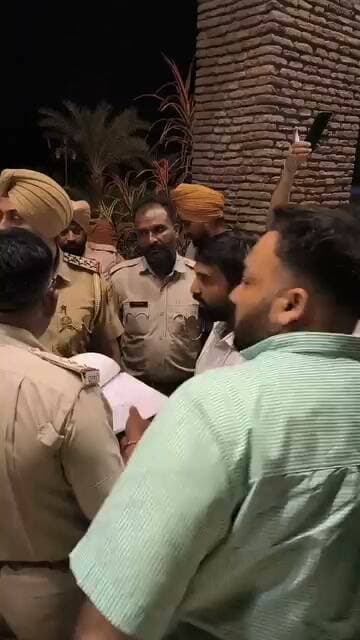राजस्थान में जगह जगह पार्षदों को उठाने के लिये पुलिस कर रही है छापेमारी
#संगरिया पुलिस की छापेमारी के विरूद्व पुलिस थाने का जनता द्वारा 3 बजे रात्रि से घेराव
संगरिया की आवाज़।
