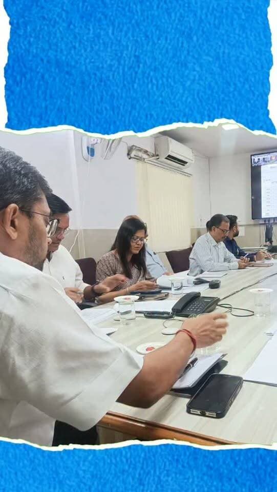 आबकारी विभाग सख्त: राजस्व में 20% बढ़ोतरी का लक्ष्य, अवैध शराब पर होगी ताबड़तोड़ कार्रवाई
उदयपुर में आबकारी आयुक्त नमित मेहता ने विभागीय समीक्षा वीसी में अधिकारियों को राजस्व बढ़ाने और अवैध शराब के खिलाफ सख्त कार्रवाई के निर्देश दिए। उन्होंने पिछले साल की तुलना में राजस्व में 20 प्रतिशत वृद्धि का लक्ष्य तय कर दैनिक समीक्षा करने को कहा। साथ ही बकाया वसूली के लिए संपत्तियों के चिन्हीकरण, कुर्की और नीलामी के निर्देश दिए। 14 से 30 सितंबर तक चल रहे विशेष निरोधात्मक अभियान में हाईवे, होटल, विला और संदिग्ध क्षेत्रों में दबिश बढ़ाने को कहा गया। डूंगरपुर समेत कई जिलों को कार्रवाई में तेजी लाने के निर्देश दिए गए।
#ExciseDepartment #RajasthanNews #UdaipurNews #IllegalLiquor #LiquorSmuggling