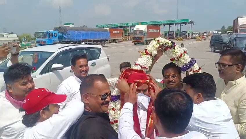 मिर्जापुर: जिले में पहुंचने से पहले गोपीगंज में सपा जिलाध्यक्ष का कार्यकर्ताओं ने किया जोरदार स्वागत
मिर्जापुर। समाजवादी पार्टी के नवनियुक्त जिलाध्यक्ष के मिर्जापुर आगमन से पहले ही गोपीगंज में कार्यकर्ताओं ने पुष्प वर्षा कर किया स्वागत किया
#SamajwadiParty #MirzapurNews #SPMirzapur #Gopiganj #TodayMirzapur