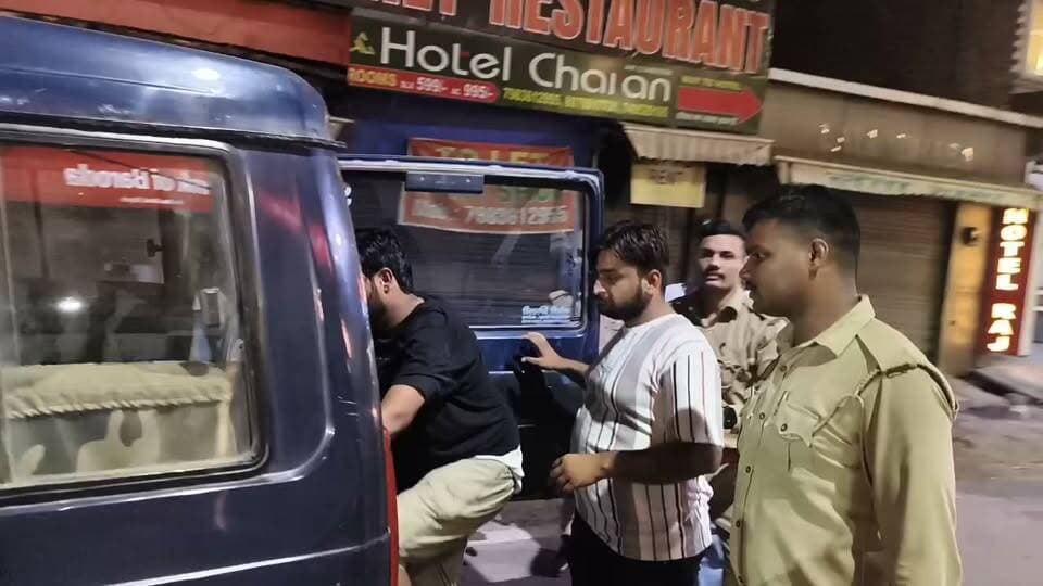 #अलीगढ़ के इंडिया बार में देर रात शराबियों का हुड़दंग, पुलिस से बदसलूकी; कई हिरासत में, ASP ने लगाई फटकार, गांधी पार्क थाना क्षेत्र के पुराने बस स्टैंड का मामला,अलीगढ़ के गांधी पार्क थाना क्षेत्र स्थित पुराने बस स्टैंड के इंडिया बार में देर रात शराबियों ने जमकर हुड़दंग किया। सूचना पर पहुंची पुलिस के साथ भी कुछ लोगों ने बदसलूकी की। पुलिस ने कई हुड़दंगियों को हिरासत में लिया।
#AligarhNews #AligarhPolice #GandhiPark #AligarhCity #BreakingNews