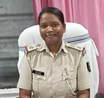 दनियावां थाना की नई SHO SI बेबी कुमारी ने शुक्रवार को अपना पदभार ग्रहण कर लिया। बेबी 2019 बैच की अधिकारी हैं। दनियावां के पहले बेबी पुनपुन थाने में बतौर थानाध्यक्ष अपनी सेवा दे रही थी। अब दनियावां थाने का कमान इनके हाथ में है। खुशबू खातून के मातृत्व अवकाश पर चले जाने के कारण बेबी कुमारी को दनियावां की थानेदार मिली है।