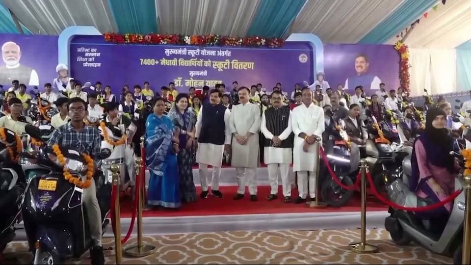 मुख्यमंत्री डॉ. मोहन यादव ने मेधावी विद्यार्थियों को स्कूटी वितरण कार्यक्रम में मेधावी छात्रा की ई-स्कूटी के पीछे बैठकर सवारी की। साथ ही विद्यार्थियों से आत्मीय संवाद कर उनके उज्ज्वल भविष्य के लिए शुभकामनाएं दीं।
Dr Mohan Yadav CM Madhya Pradesh
Jansampark Madhya Pradesh
Department of School Education, Madhya Pradesh
#मुख्यमंत्री_स्कूटी_योजना_mp