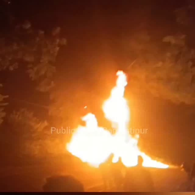 समस्तीपुर के दलसिंहसराय में NH-28 पर कॉस्मेटिक सामान से लदे ट्रक में भीषण आग, निहार नारियल तेल समेत लाखों का सामान जलकर राख । दूसरे ट्रक से टक्कर के बाद आग लगने का चालक ने बताया कारण, चालक-खलासी ने कूदकर बचाई जान ।
एंकर:समस्तीपुर जिले के दलसिंहसराय प्रखंड क्षेत्र के बसढ़िया स्थित एनएच-28 पर बैगन चौक के समीप आज अहले सुबह कॉस्मेटिक सामान से लदे एक ट्रक में अचानक भीषण आग लग गई।आग की चपेट में आने से ट्रक में लदा निहार नारियल तेल समेत अन्य कॉस्मेटिक सामान जलकर पूरी तरह राख हो गया। घटना के बाद मौके पर अफरातफरी मच गई।स्थानीय लोगों के अनुसार, ट्रक में आग कैसे लगी, इसका कारण तत्काल स्पष्ट नहीं हो सका। वहीं, ट्रक चालक के अनुसार, दूसरे ट्रक से टक्कर होने के बाद अचानक ट्रक में आग लग गई। आग तेजी से फैलने के बाद चालक और खलासी ने ट्रक से कूदकर अपनी जान बचाई।आग की सूचना मिलते ही स्थानीय लोग मौके पर जुट गए और आग बुझाने का प्रयास शुरू किया। इसके बाद दमकल कर्मियों