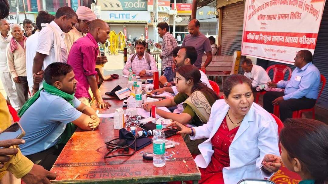 सेवा संकल्प अभियान के तीसरे दिन श्रमिकों के लिए स्वास्थ्य शिविर, भीटी और मिर्जा हादीपुरा में हुआ परीक्षण
सेवा संकल्प अभियान के तीसरे दिन श्रम विभाग ने स्वास्थ्य विभाग के सहयोग से लेबर अड्डा भीटी और मिर्जा हादीपुरा में श्रमिकों के लिए स्वास्थ्य शिविर का आयोजन किया। शिविर में बड़ी संख्या में श्रमिकों का स्वास्थ्य परीक्षण किया गया और उन्हें आवश्यक स्वास्थ्य परामर्श दिया गया। इस दौरान श्रम विभाग की ओर से श्रमिकों को विभागीय पोर्टल पर पंजीकरण की प्रक्रिया की जानकारी दी गई और पात्र श्रमिकों का पंजीकरण भी कराया गया। अधिकारियों ने श्रमिकों को श्रम विभाग की विभिन्न कल्याणकारी योजनाओं और उनके लाभ लेने की प्रक्रिया के बारे में जानकारी दी। साथ ही पंजीकरण को अपडेट रखने और सरकारी योजनाओं का लाभ उठाने के लिए प्रेरित किया गया।