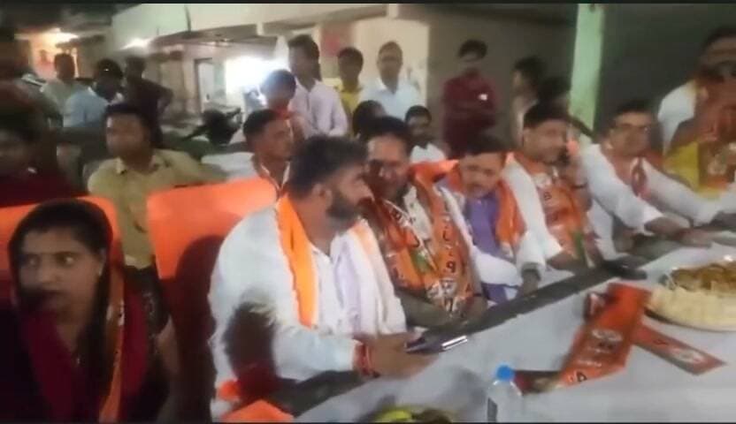 मंच पर बैठे सभी भाजपा नेता भूल गए थे माइक ऑन है।
देखो मीडिया का माइक हटने से पहले ही सब बता दिया। और उन्हें बताया जा रहा है रुक क्यों गए बोल देते सब। सब अपने ही है मुस्लिम नहीं है कोई यहाँ