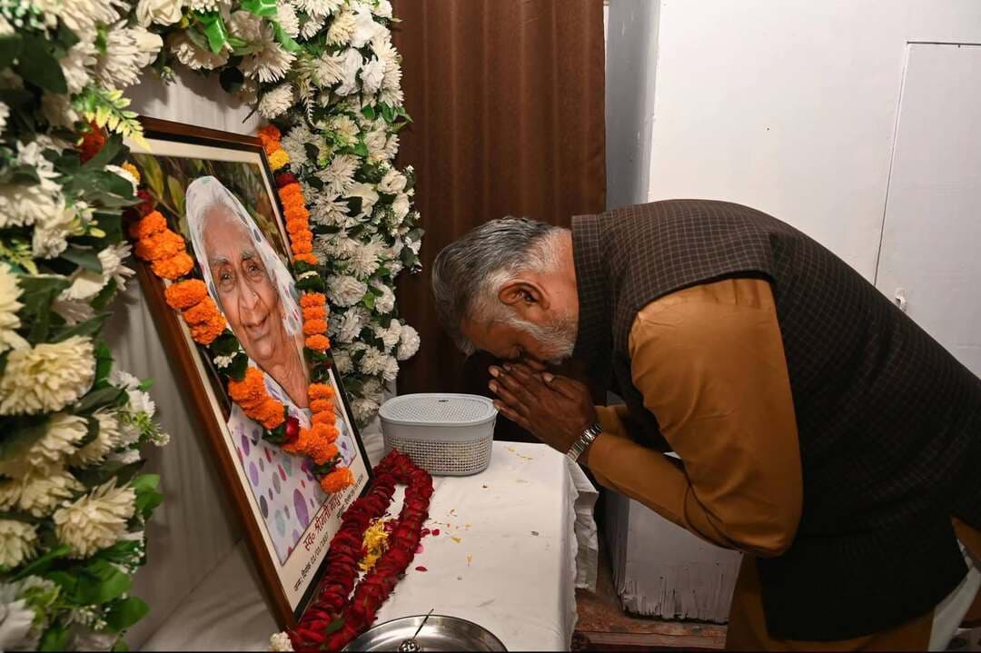 पंचायत एवं ग्रामीण विकास विभाग के मंत्री और रीवा जिले के प्रभारी मंत्री श्री प्रहलाद सिंह पटेल आज रीवा प्रवास के दौरान वरिष्ठ पत्रकार श्री मृगेंद्र सिंह जी के नरेंद्र नगर स्थित निवास पहुँचकर उनकी माताजी स्वर्गीय माधुरी सिंह जी को श्रद्धांजलि अर्पित की। साथ ही शोकाकुल परिजनों से भेंट कर अपनी संवेदनाएँ व्यक्त कीं।
CM Madhya Pradesh Dr Mohan Yadav Prahlad Singh Patel Jansampark Madhya Pradesh
#Rewa #रीवा