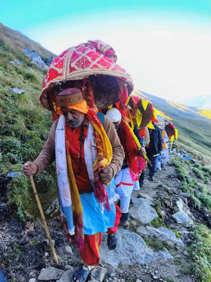 !! जय माँ भगवती नन्दा !! 🙏🚩
प्रचलित माँ नन्दा जात यात्रा के अंतर्गत तीनों परगनों की देव डोलियां अपने-अपने निर्धारित पड़ावों पर सकुशल पहुंच चुकी हैं।
🌺 दशोली एवं बंड की डोली — पातर नचौण्यां
🌺 बधाण की देव डोली — बांक