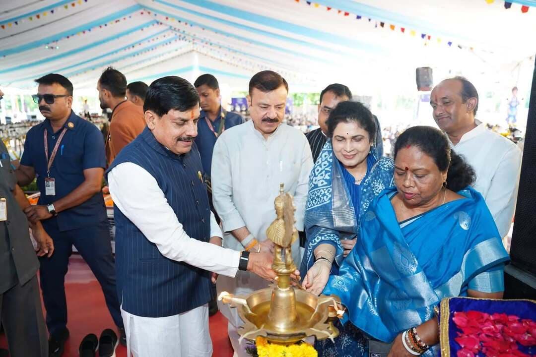 मेहनत को मिली नई रफ्तार, सपनों को मिली नई उड़ान 🛵
मुख्यमंत्री डॉ. मोहन यादव ने ‘मुख्यमंत्री स्कूटी योजना’ के अंतर्गत भोपाल में आयोजित राज्य स्तरीय मेधावी विद्यार्थी स्कूटी वितरण कार्यक्रम में कक्षा 12वीं में उत्कृष्ट प्रदर्शन करने वाले प्रदेश के 7,400 से अधिक मेधावी विद्यार्थियों को स्कूटी की सौगात दी।
कार्यक्रम के दौरान मुख्यमंत्री डॉ. यादव ने विद्यार्थियों द्वारा बनाई गई कलाकृतियों का अवलोकन किया एवं छात्र-छात्राओं से संवाद कर उनका उत्साहवर्धन किया। साथ ही स्कूटी की सवारी कर विद्यार्थियों को उज्ज्वल भविष्य के लिए शुभकामनाएँ दीं।
Dr Mohan Yadav Department of School Education, Madhya Pradesh
#CMMadhyaPradesh #मुख्यमंत्री_स्कूटी_योजना_MP