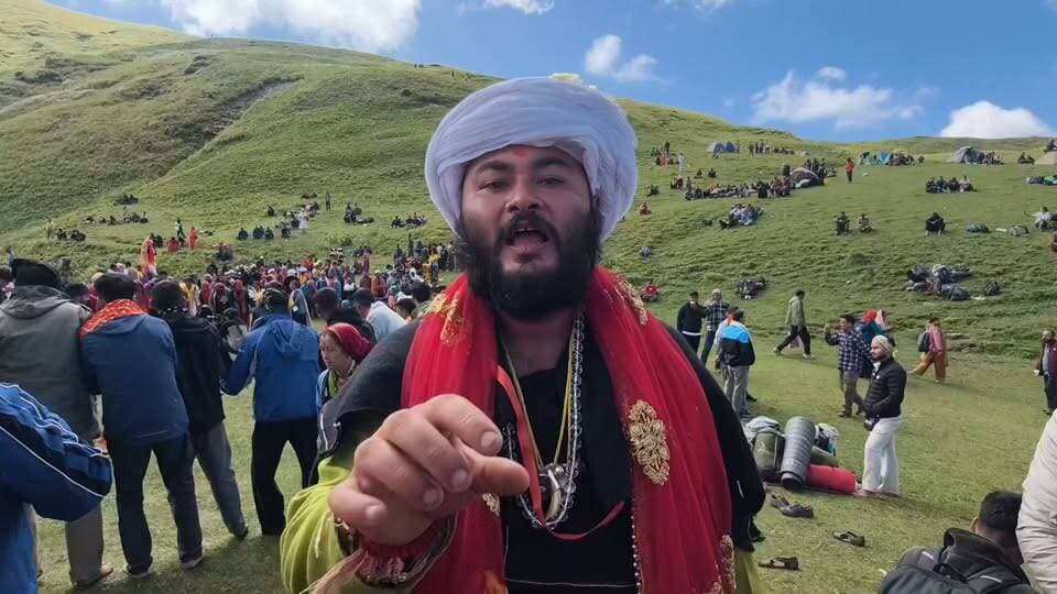माँ नंदा देवी लोकजात यात्रा पर उमड़े हजारों श्रद्धालुओं को दिया माँ ने आशीर्वाद।
#माँनंदा #नंदादेवी #राजराजेश्वरी #बेदनीबुग्याल #नंदालोकजात #चमोली #देवभूमिउत्तराखंड #उत्तराखंड #हिमालय #प्रकृतिकीगोद #पहाड़ #उत्तराखंडडायरी #Uttarakhand #Devbhoomi #Himalayas #NatureLovers #PahadiVibes #PahadSandesh