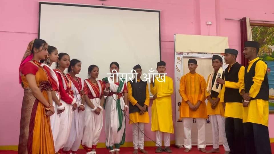 जीआईसी पौड़ी में विज्ञान संगोष्ठी आयोजित, विद्यार्थियों ने बताए विज्ञान के फायदे और नुकसान।
पौड़ी। राजकीय इंटर कॉलेज पौड़ी में विज्ञान संगोष्ठी का आयोजन किया गया। संगोष्ठी में विद्यार्थियों ने विज्ञान के महत्व, दैनिक जीवन में इसके उपयोग तथा आधुनिक तकनीक से होने वाले लाभ और संभावित नुकसान पर अपने विचार प्रस्तुत किए।