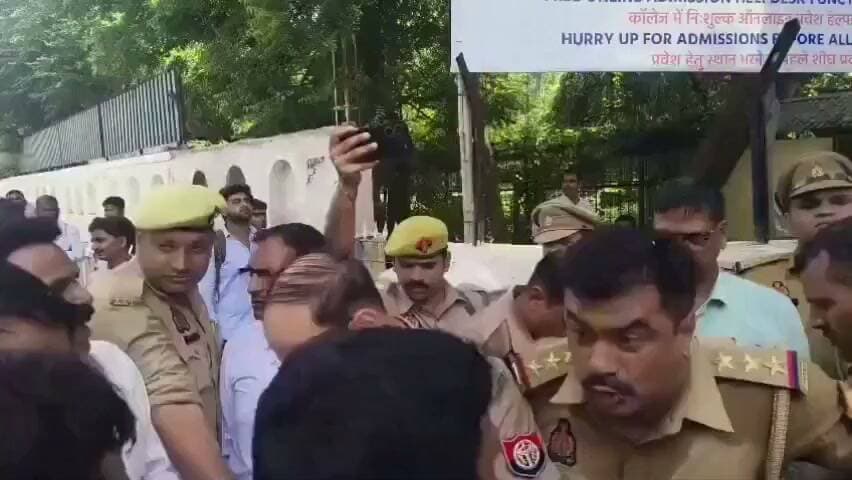 नेता जी को पुलिस ने ढंग से रेल दिया.. समाजवादी पार्टी के जिलाध्यक्ष ने पुलिस से कहा- तुम चूड़ियां पहन लो.. जवाब में इंस्पेक्टर ने कहा- साले तुम अपने घर पर जाकर लुगाई की चूड़ियां पहनो और औक़ात में रहकर बात करियेगा नहीं तो... वीडियो रायबरेली का है. समाजवादी पार्टी नेता वीरेंद्र यादव का वीडियो जमकर वायरल हो रहा है...
#SP #Raibareli