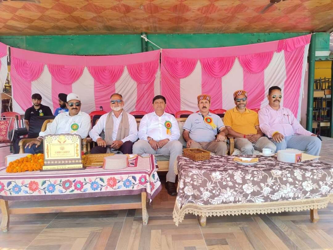 पीएम श्री राजकीय वरिष्ठ माध्यमिक विद्यालय भुंतर में जिला स्तरीय खेलकूद प्रतियोगिता का भव्य शुभारंभ
भुंतर
पीएम श्री राजकीय वरिष्ठ माध्यमिक विद्यालय भुंतर में अंडर-19 छात्राओं की जिला स्तरीय खेलकूद प्रतियोगिता का भव्य और उत्साहपूर्ण माहौल में शुभारंभ हुआ। इस प्रतियोगिता में जिले भर से आई छात्राओं के बीच कुश्ती , ताइक्वांडो , जूडो और कराटे जैसी विभिन्न खेल स्पर्धाओं के रोमांचक मुकाबले देखने को मिलेंगे।
उद्घाटन समारोह में पूर्व एडीपीईओ कुल्लू नरेंद्र कुमार ने मुख्य अतिथि के रूप में शिरकत की। विद्यालय परिवार तथा प्रबुद्ध जनों द्वारा मुख्य अतिथि का भव्य स्वागत किया गया। अपने संबोधन में मुख्य अतिथि ने छात्राओं को खेल भावना से खेलने और जीवन में अनुशासन बनाए रखने के लिए प्रेरित किया।
इस अवसर पर विद्यालय के शिक्षक वर्ग, एसएमसी अध्यक्ष एसएमसी सदस्य, छात्र-छात्राएं तथा गणमान्य व्यक्ति उपस्थित रहे।
कार्यक्रम के अंत में विद्यालय के प्रधानाचार्य तिलक राज ने समारोह को संबोधित किया और प्रतियोगिता में भाग ले रही सभी प्रतिभागी बालिकाओं को अपना शुभ आशीर्वाद दिया। उन्होंने बच्चों को प्रेरित करते हुए उनके उज्ज्वल भविष्य तथा खेलों में उत्कृष्ट प्रदर्शन के लिए अपनी हार्दिक शुभकामनाएं प्रेषित कीं।