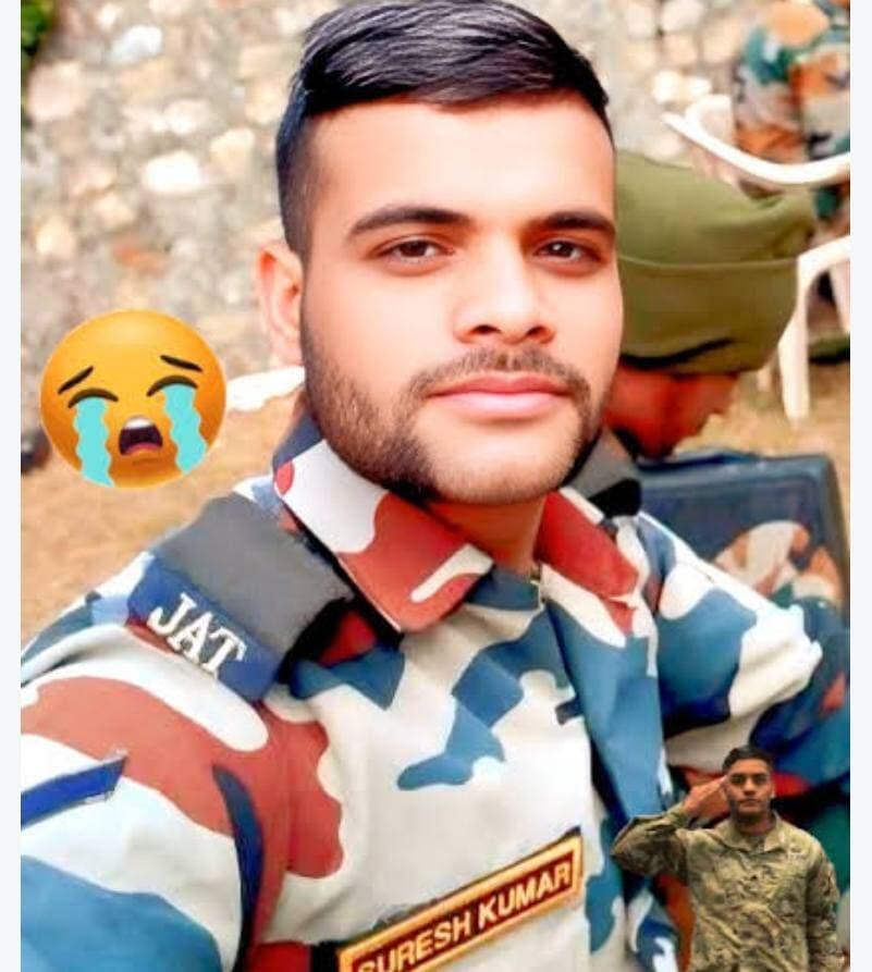 शहीद परिवार पानी की बूंद-बूंद को तरसा, पाइपलाइन के लिए प्रशासन से लगाई गुहार
नोहर 18 सितंबर। जलदाय विभाग के अधिकारियों की लापरवाही के कारण एक शहीद का परिवार पानी की बूंद बूंद को तरस रहा है। बार-बार मांग करने के बाद भी समस्या का समाधान नहीं होने पर शहीद परिवार ने आंदोलन की चेतावनी दी है। शुक्रवार को इस मामले को लेकर शहीद का परिवार उपखंड अधिकारी से मिला। शहीद सुरेश कुमार ज्याणी की पत्नी ने उपखंड अधिकारी को ज्ञापन सौंपकर 7 जेएसएन की ढाणी में पेयजल पाइपलाइन डालने की मांग की है। ज्ञापन में बताया गया कि ढाणी में नई पाइपलाइन डालने की प्रक्रिया कई महीनों से अटकी हुई है।
शहीद की पत्नी ने बताया कि इस संबंध में अधिशासी अभियंता से कई बार संपर्क किया गया। हर बार जल्द पाइपलाइन डालने का आश्वासन दिया गया, लेकिन अभी तक पाइपलाइन नहीं डाली गई है। पेयजल के अभाव में शहीद सुरेश ज्याणी का परिवार परेशानियों का सामना कर रहा है।
ज्ञापन में उपखंड अधिकारी से जलदाय विभाग के अधिकारियों को निर्देशित कर 7 जेएसएन की ढाणी में जल्द से जल्द पेयजल पाइपलाइन डलवाने की मांग की गई है। शहीद की पत्नी ने प्रशासन से मामले में शीघ्र कार्रवाई की मांग की है।
#नोहर #शहीदपरिवार #शहीदसुरेशकुमारज्याणी #पेयजलसंकट #जलदायविभाग #पाइपलाइन #7जेएसएन #नोहरन्यूज #आंदोलनकीचेतावनी #जनसमस्या