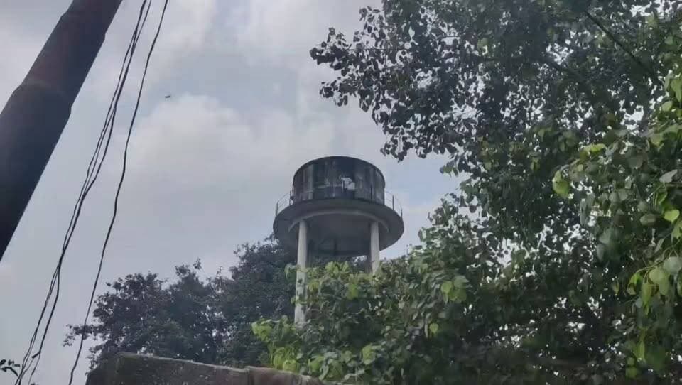 गोंडा में जमीन पर कब्जे को लेकर विवाद, मारपीट का आरोप
कोतवाली देहात क्षेत्र के मगहर बुलंद गांव में भूमि विवाद को लेकर दो पक्ष आमने-सामने आ गए। शिकायतकर्ता ने अरुण कुमार, बिंदु कुमार समेत अन्य पर भूमि पर जबरन कब्जा कर नींव खोदने और विरोध करने पर मारपीट का आरोप लगाया है। पीड़ित ने कोतवाली देहात पुलिस को प्रार्थना पत्र देकर एफआईआर दर्ज कर कार्रवाई की मांग की थी, और वहीं युवक अब कमिश्नर ऑफिस के बगल में पानी की टंकी पर चढ़ा हुआ है
#Gonda #GondaNews #UPNews #LandDispute #CrimeNews
