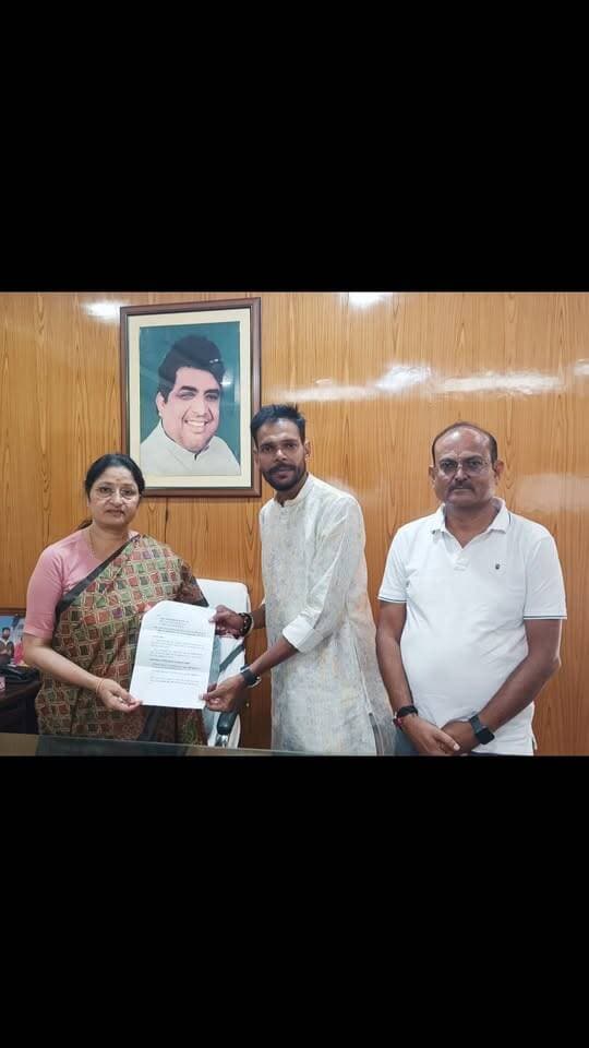 महर्षि कर्दम ऋषि की प्रतिमा स्थापना को लेकर सु प्रसिद्ध गायक राकेश राजपूत ने केंद्रीय मंत्री को सौंपा ज्ञापन
कोडरमा, 18 सितंबर 2026।
कोडरमा जंक्शन परिसर में महर्षि कर्दम ऋषि की प्रतिमा स्थापित करने की मांग को लेकर आज राज्य स्तरीय गायन के क्षेत्र में अपनी विशिष्ट पहचान बना चुके गायक राकेश राजपूत द्वारा केंद्रीय मंत्री ,महिला एवं बाल विकास मंत्रालय एवं कोडरमा की सांसद श्रीमती अन्नपूर्णा देवी जी को ज्ञापन सौंपा गया।
ज्ञापन के माध्यम से कोडरमा जंक्शन परिसर में महर्षि कर्दम ऋषि की प्रतिमा स्थापित किए जाने की मांग रखी गई। केंद्रीय मंत्री श्रीमती अन्नपूर्णा देवी जी ने इस विषय में पूरी जानकारी ली तथा आवश्यक पहल एवं सहयोग का पूरा आश्वासन दिया।
इस सकारात्मक आश्वासन के लिए कोडरमा की सांसद एवं केंद्रीय मंत्री श्रीमती अन्नपूर्णा देवी जी का हृदय से आभार व्यक्त किया गया।
वहीं, उन्होंने इस महत्वपूर्ण पहल में पूर्ण रूप से सहयोग करने के लिए संजय शर्मा (संजू शर्मा) का भी हृदय तल से बहुत-बहुत धन्यवाद एवं आभार व्यक्त किया गया।