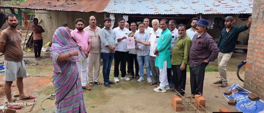 जरूरतमंदों को मिली आर्थिक मदद
बी पट्टी दुरंतो सुपरफास्ट ग्रुप ने दो जरूरतमंद परिवारों को दिया सहारा, आत्मनिर्भर बनाने की पहल
#प्रतापगढ़ पट्टी। बी पट्टी दुरंतो सुपरफास्ट ग्रुप की ओर से सामाजिक सरोकारों के तहत ‘एक और, मदद दो’ मुहिम चलाकर दो जरूरतमंद महिलाओं की सहायता की गई। ग्रुप के संचालक अनूप ओझा की अध्यक्षता में आयोजित पहल में एडमिन पैनल टीम और सदस्यों के सहयोग से आर्थिक सहायता उपलब्ध कराई गई।
मुहिम के तहत रानीगंज क्षेत्र के पंडितपुर, हरिनाहपुर निवासी रिंकी मिश्रा को जर्जर मकान के स्थान पर नया मकान बनवाने के लिए 1,01,111 रुपये की सहायता राशि दी गई। इसके साथ ही उनकी चार पिता-विहीन बेटियों के भविष्य के लिए 5-5 हजार रुपये की चार एफडी भी बनाकर दी गईं।
वहीं हरिनाहपुर निवासी स्वर्गीय इन्द्रकांत की अनाथ दिव्यांग पुत्री सोनाली को आत्मनिर्भर बनाने के उद्देश्य से 42,500 रुपये की बैटरी चालित थ्री-व्हीलर मोटरसाइकिल उपलब्ध कराई गई। साथ ही 11,111 रुपये नकद भी दिए गए।
सहायता राशि और संसाधन ग्रुप की जमीनी स्तर पर सक्रिय टीम के सदस्यों रजनीश मिश्रा (अधिवक्ता, हाईकोर्ट), अंबरीष ओझा (बीडीसी), विनोद तिवारी, दीपक मिश्रा, मनीष मिश्रा, कृष्ण कुमार ओझा (रामू), सुबास मिश्रा, सतीश ओझा (बीडीसी), अखिलेश ओझा, देवेंद्र पांडेय, संतोष पांडेय, जितेंद्र बाहुबली, संजय पांडेय, विमल पांडेय, सुनील पांडेय और राहुल पांडेय ने संबंधित लाभार्थियों को सौंपी।
ग्रुप सदस्यों के अनुसार, यह चौथी सामाजिक मुहिम है, जिसमें जरूरतमंदों तक सीधे सहायता पहुंचाने का प्रयास किया गया। मुहिम को लेकर क्षेत्र में ग्रुप के सामाजिक प्रयास की सराहना की जा रही है।
#pratapgarh #pratapgarhnews #pratapnagarjaipur #donate