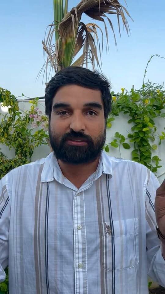 संगरिया पुलिस प्रशासन द्वारा जिस तरह हमारे नव-निर्वाचित कांग्रेस पार्षदों को रात करीब 3 बजे उठाने का प्रयास किया, वह बेहद दुर्भाग्यपूर्ण है। पंजाब पुलिस का सहयोग लेकर इस तरह की कार्रवाई करना सरकार के दबाव और तानाशाही रवैये को दर्शाता है।
जिस शहर में भाजपा का सिंबल तक नहीं बंटा, वहां पार्षदों को उठाकर अपना अध्यक्ष बनाने का प्रयास लोकतंत्र की हत्या है। शहर की जनता आपके साथ नहीं है, यह जनादेश साफ है। मुख्यमंत्री जी, डंडे के दम पर जनता के दिलों पर राज नहीं किया जा सकता, जनता के दिलों पर राज करने के लिए जमीन पर काम करना होगा।
आमजन, गरीब, शोषित और पीड़ित वर्ग की आवाज मजबूती से उठानी होगी। कांग्रेस के तमाम साथी एकजुट होकर एक झंडे के नीचे इस लड़ाई को मजबूती से लड़ेंगे। #तानाशाही_भाजपा_सरकार_मुर्दाबाद